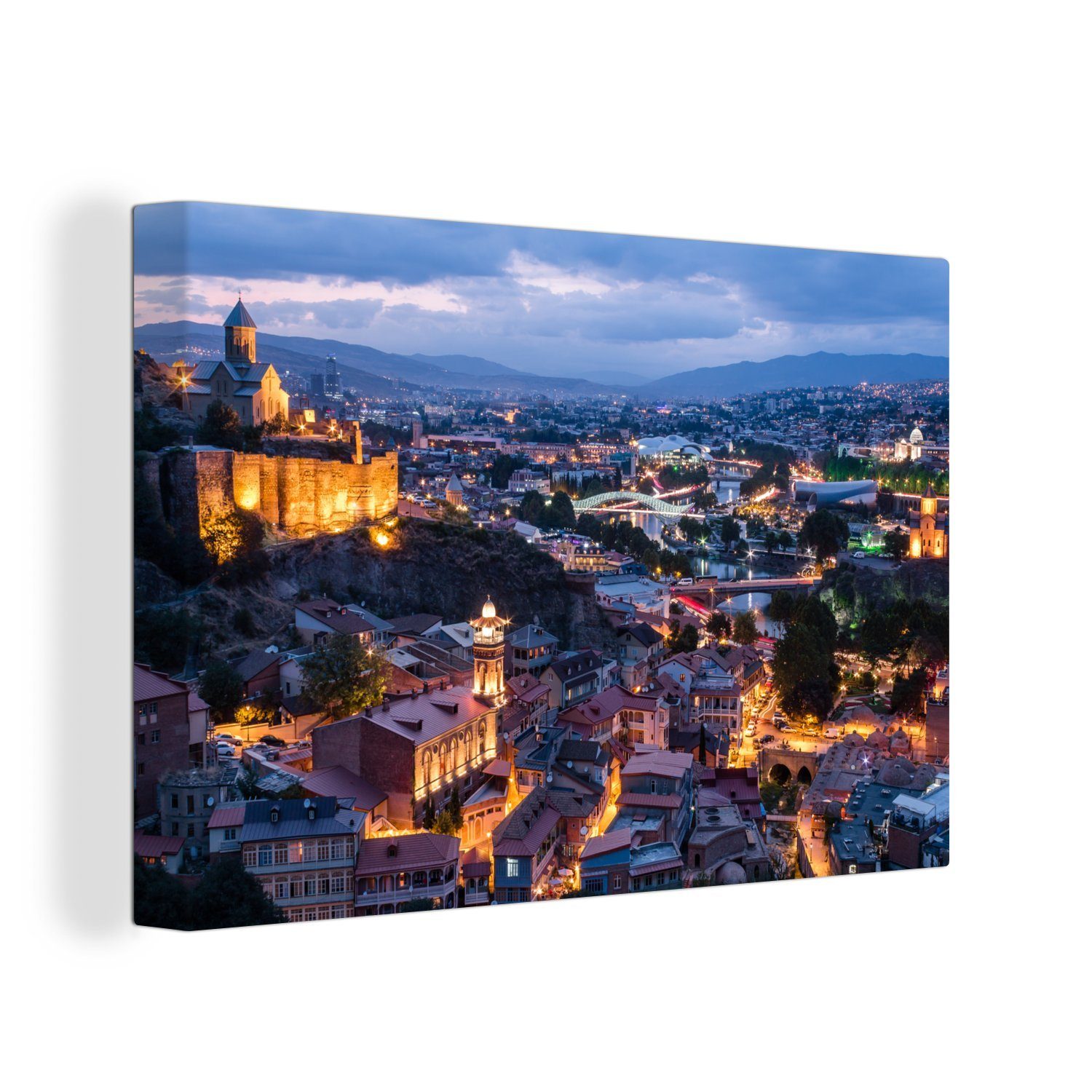 OneMillionCanvasses® Leinwandbild Blick über die Stadt Tiflis am Abend, (1 St), Wandbild Leinwandbilder, Aufhängefertig, Wanddeko, 30x20 cm