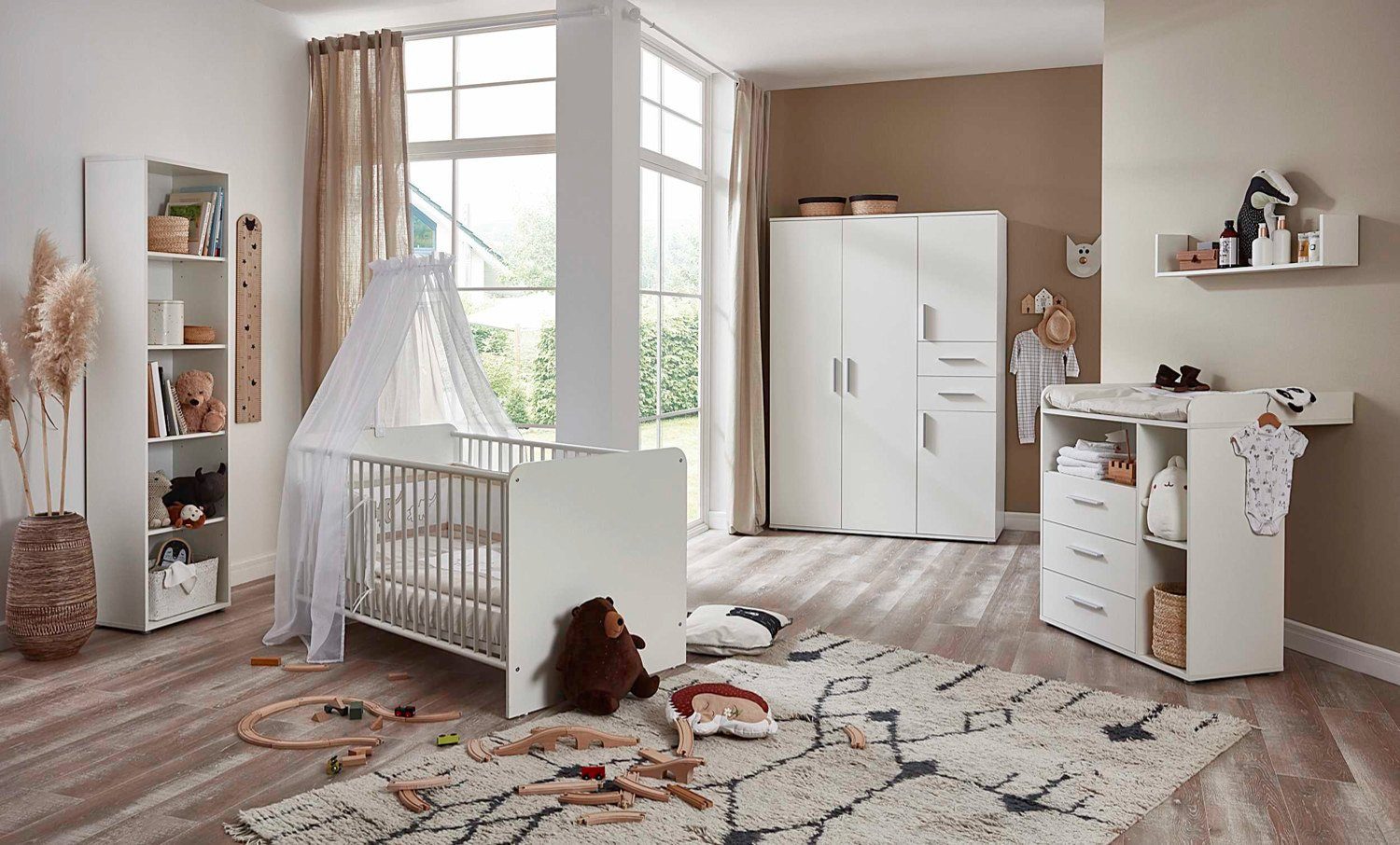 moebel-dich-auf Babyzimmer-Komplettset ALIYA 7, (in weiß, Babybett + Wickelkommode + Kleiderschrank + Regal), optional mit Matratze, Umbauseiten-Set oder Textil-Set