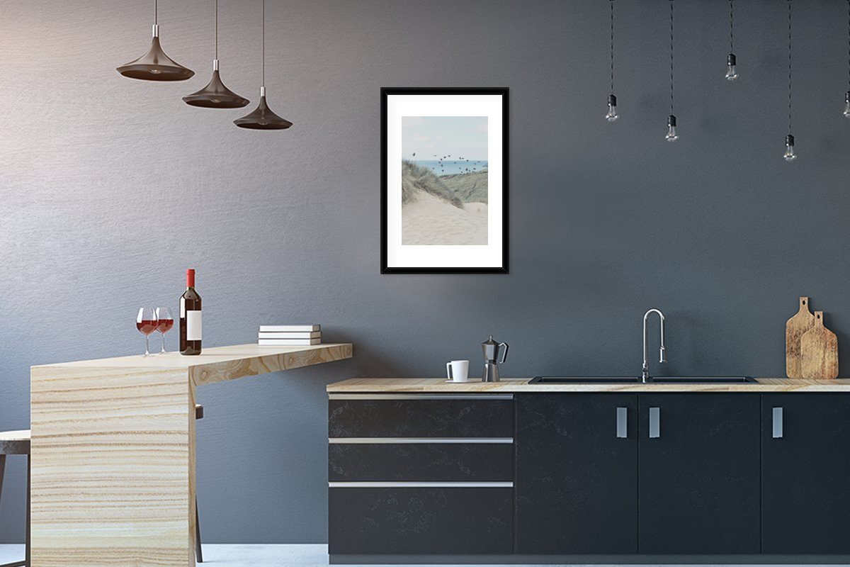 MuchoWow Poster Strand - Vogel - Meer, (1 St), mit Rahmen, Kunstdruck, Gerahmtes Poster, Schwarzem Bilderrahmen