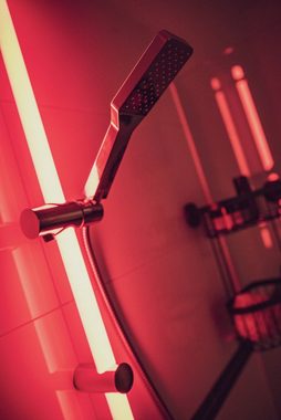WENKO Duschstange Brausestange mit LED Beleuchtung, RGB-Farbwechsel und Warmweiß, inkl. wiederaufladbarer Einheit