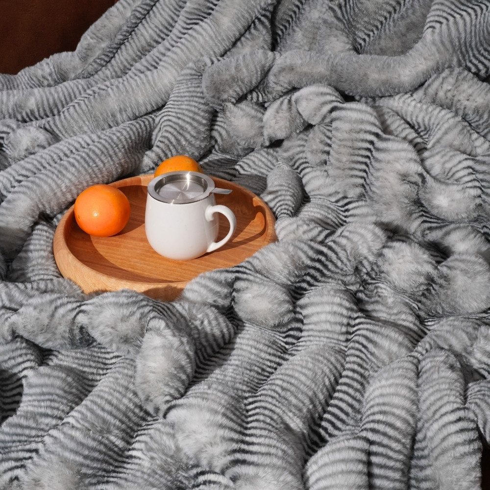 Wohndecke Waschbär-Fell Kuscheldecke, REALLaxx, 150x200 / 220x240 XXL Sofadecke Kunstfell grau, waschbar – Bild 3 von 5
