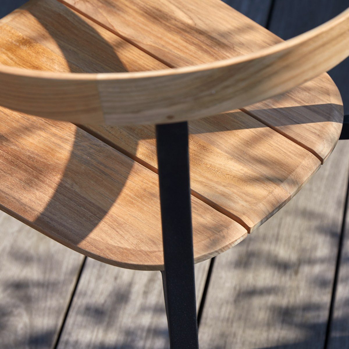Tikamoon Gartenstuhl Gartenstuhl Arco aus massivem Teakholz und Aluminium