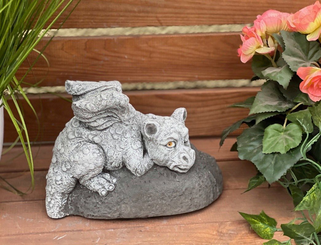 Stone and Style Steinfigur Steinguss Gartenfigur Schlummerdrache frostfest Drache