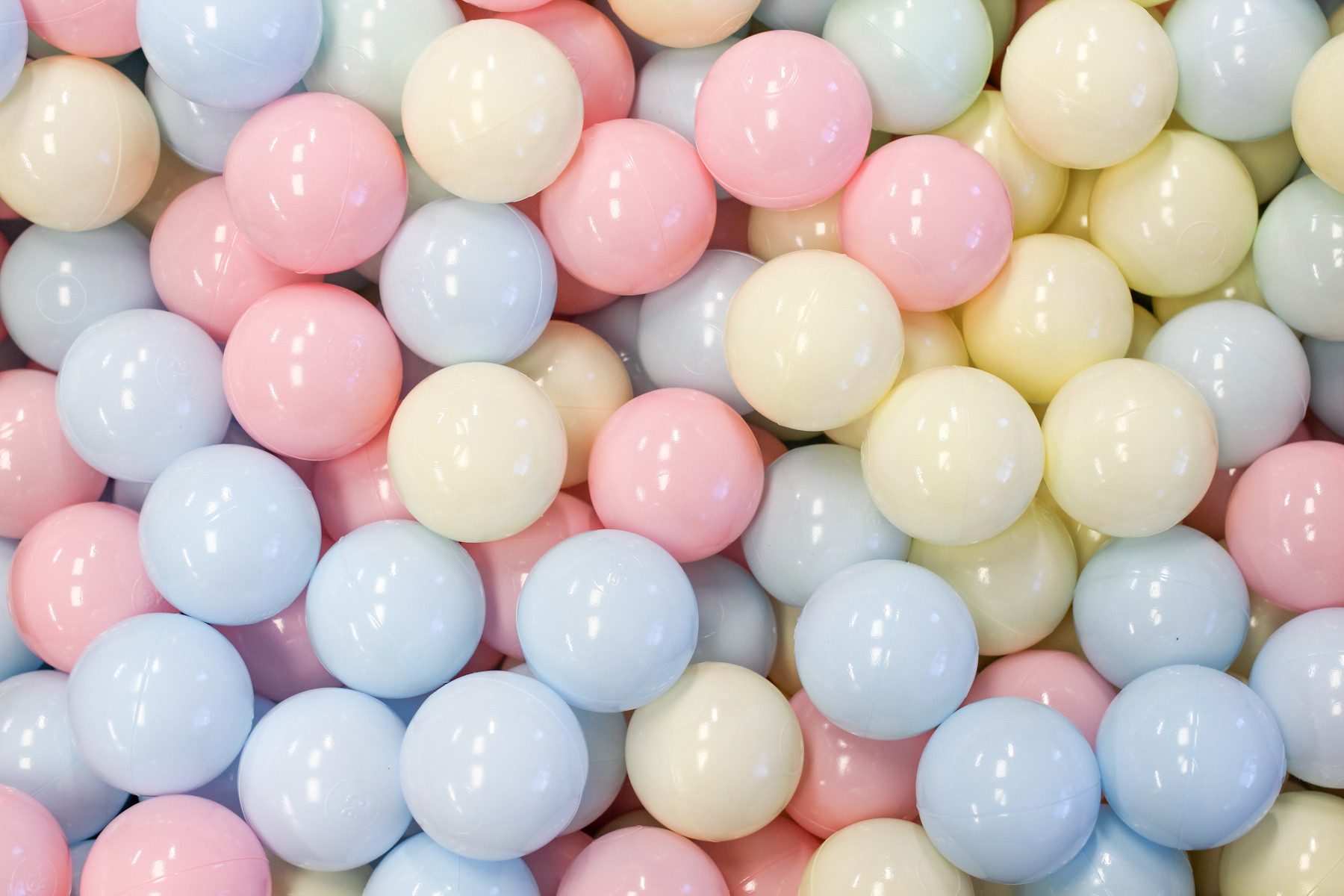 IGLUSoftplay Bällebad Ball Pitt Buntes Bällebad Mehrfarbig mit 500 Bällen in gewählter Farbe, robustes Material, weiche Oberflächen, vielseitig einsetzbar