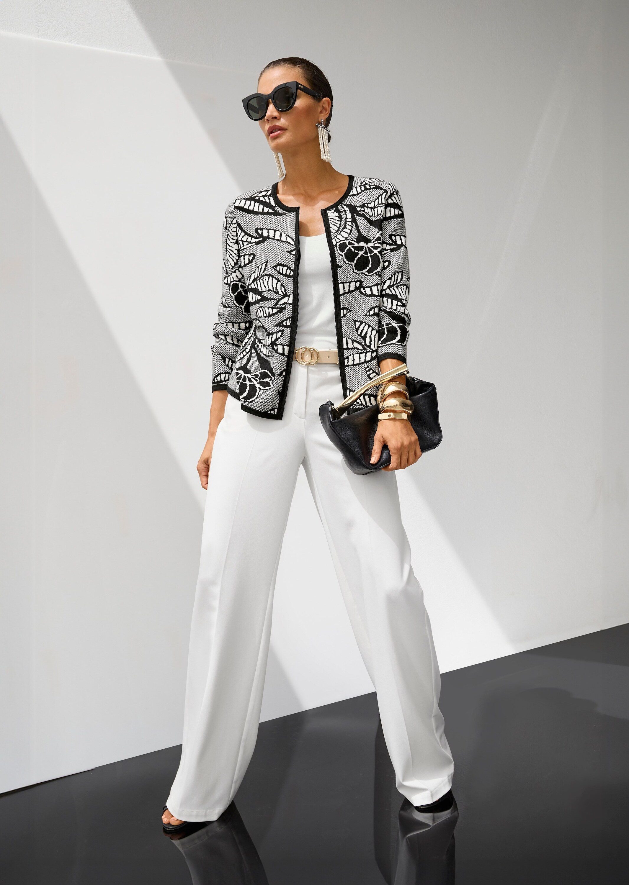 MADELEINE Strickjacke Elegante Jacke im Jacquard-Feinstrick, Musterung Kontrastreiche Strickjacke mit Jacquard-Muster, Rundhalsausschnitt