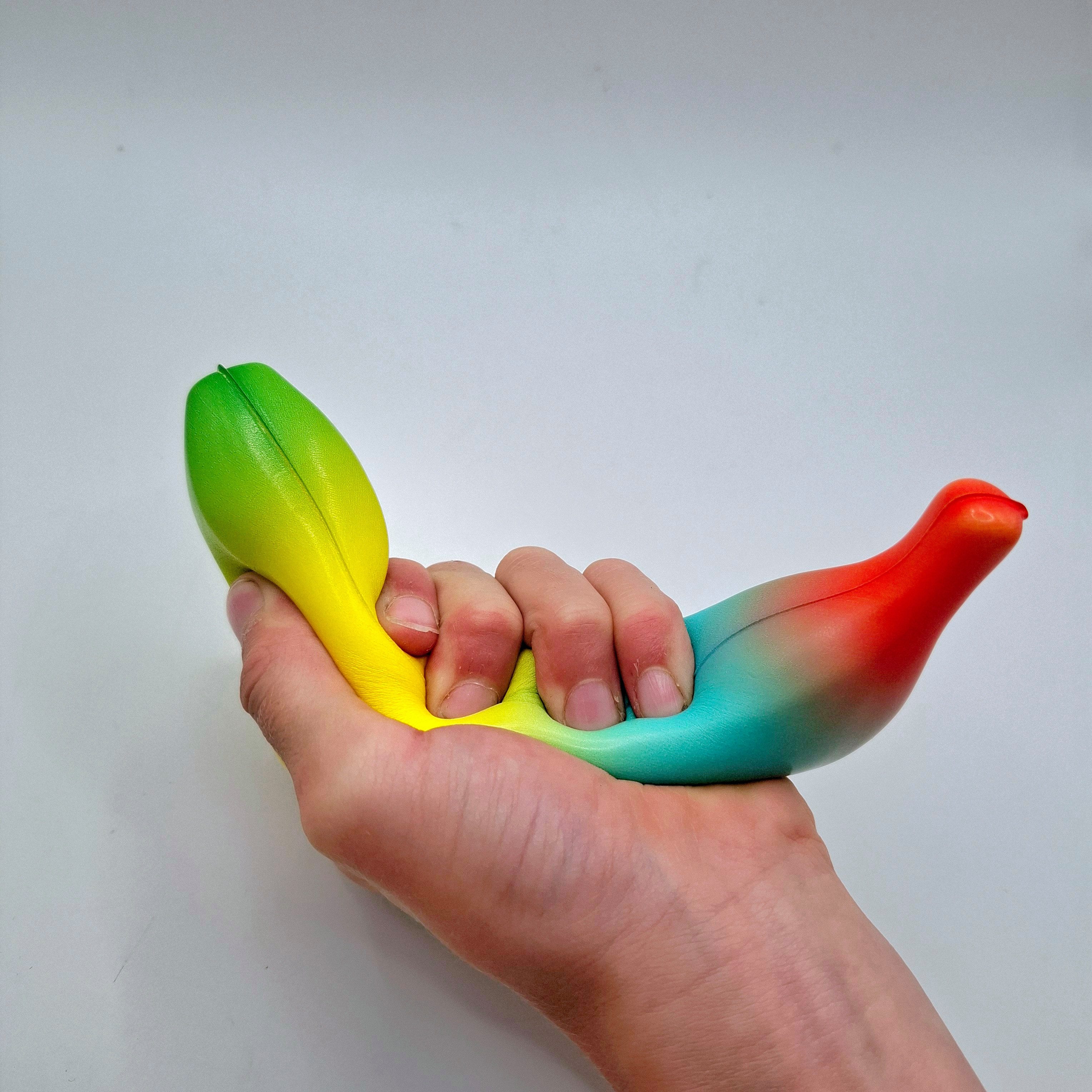 meytrade Knete Squishy Banana in Regenbogen Farben, Antistress Banane, Trend Neuheit Sommer 2026