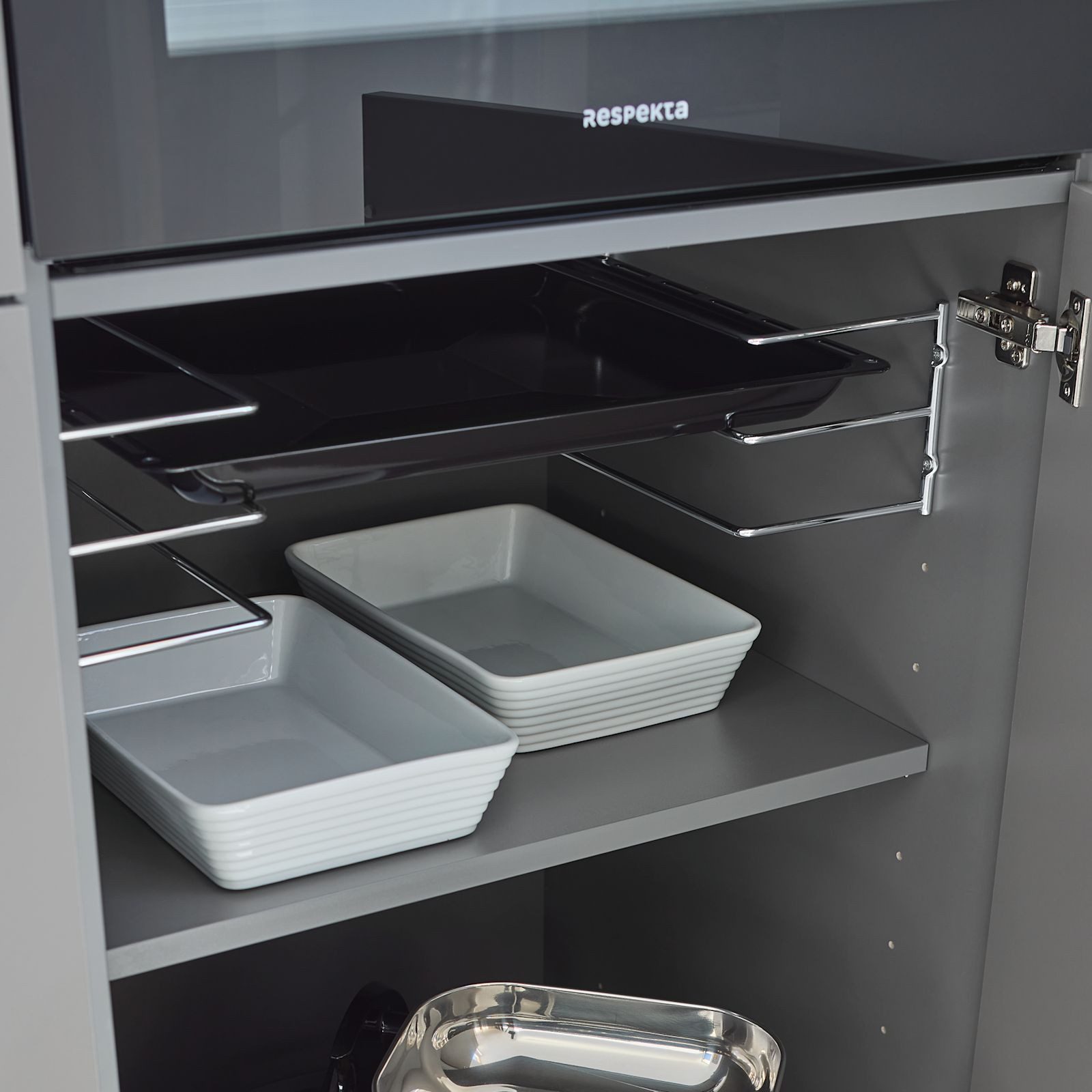 Kesseböhmer Halterung Backblechhalter zum Einbau in 60 cm breiten Küchenschrank, (für 3 Backbleche 360 x 140 x 125 mm chrom poliert)