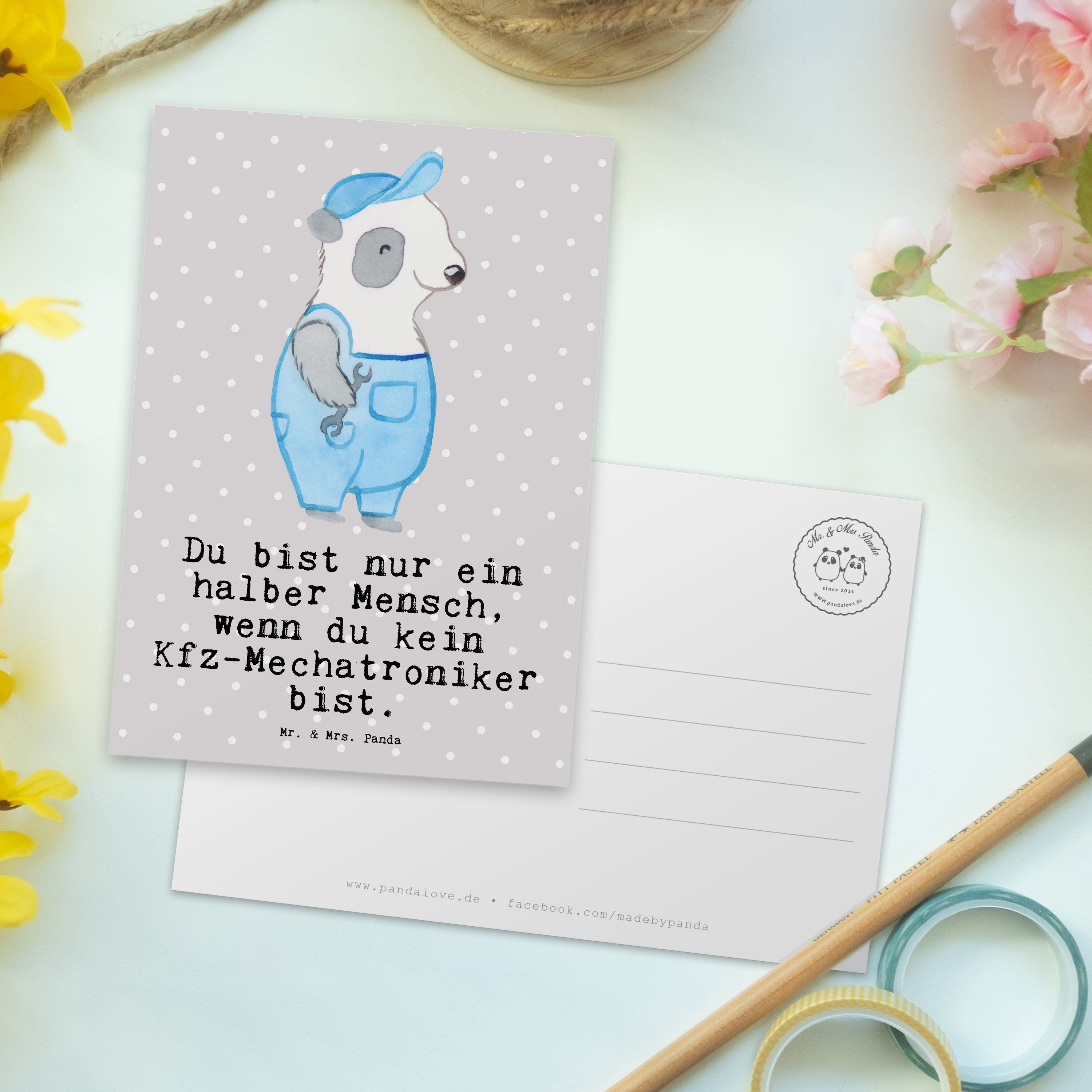 Mr. & Mrs. Panda Postkarte Kfz-Mechatroniker mit Herz - Grau Pastell - Geschenk, Dankeskarte, Me