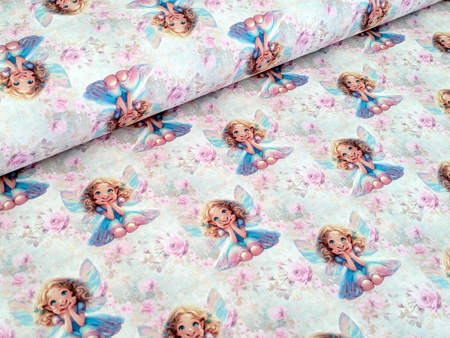 Corileo Stoff Eigenproduktion French Terry Zauberhafte Fee mit Blumen auf Cremeweiß