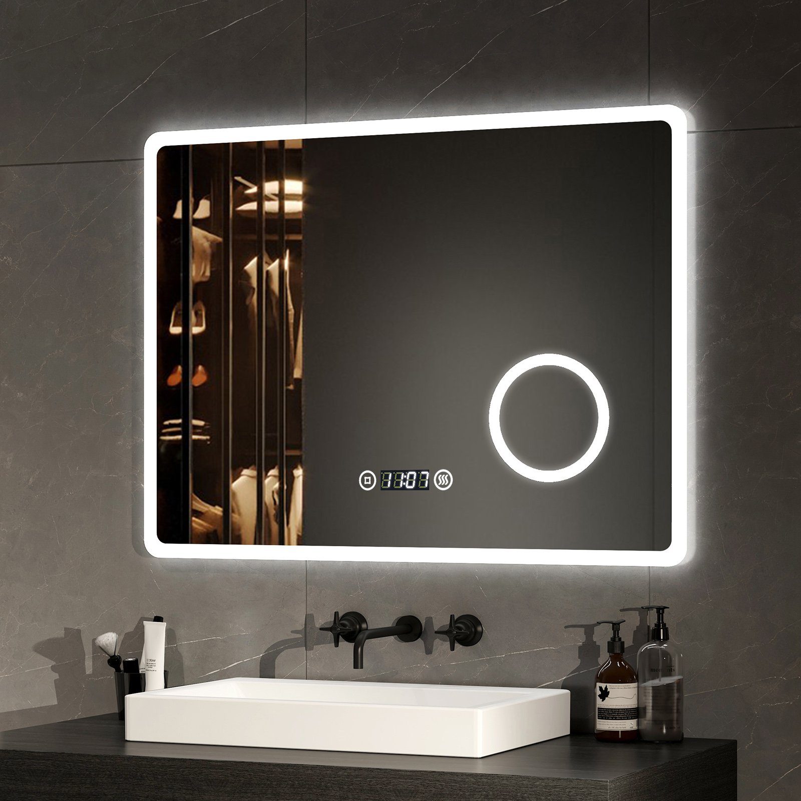 EMKE Badspiegel mit Beleuchtung LED Wandspiegel mit 3-fach Vergrößerung, Touchschalter, Beschlagfrei, Uhr, 3 Lichtfarben, Dimmbar (Modell M)