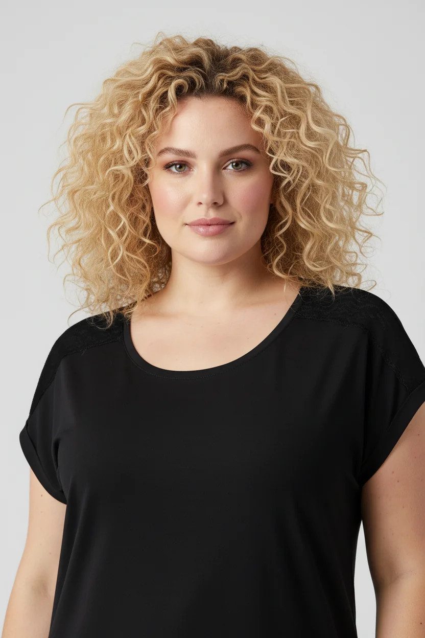 Shape of You Blusentop Kurzärmelige Strickbluse mit Spitzendetail an der Schulter.