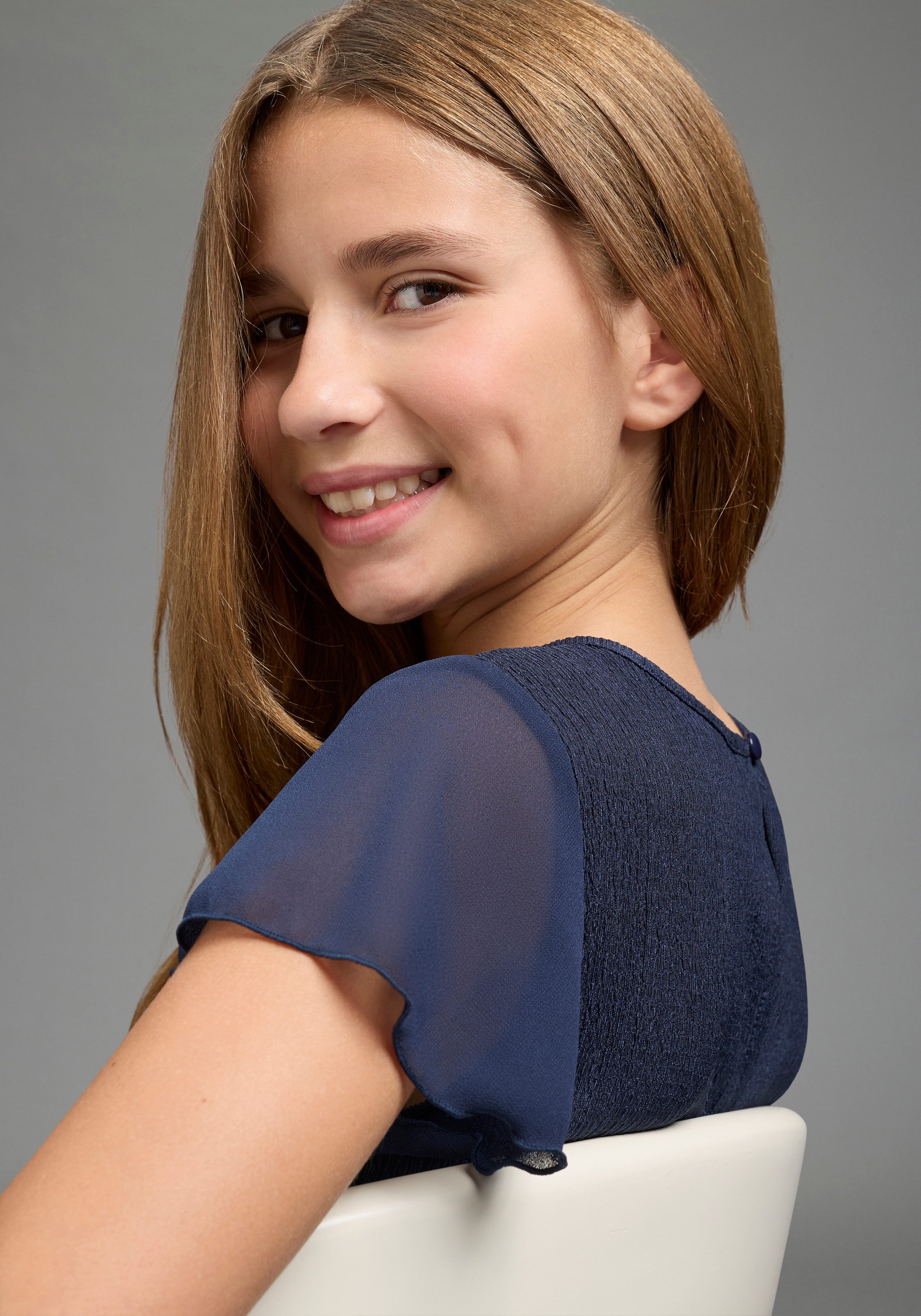 KIDSWORLD Overall Festlicher Jumpsuit mit Chiffon-Ärmeln Festlicher Einteiler mit Chiffon, mit Babylock-Ärmelabschluss – Bild 3 von 5