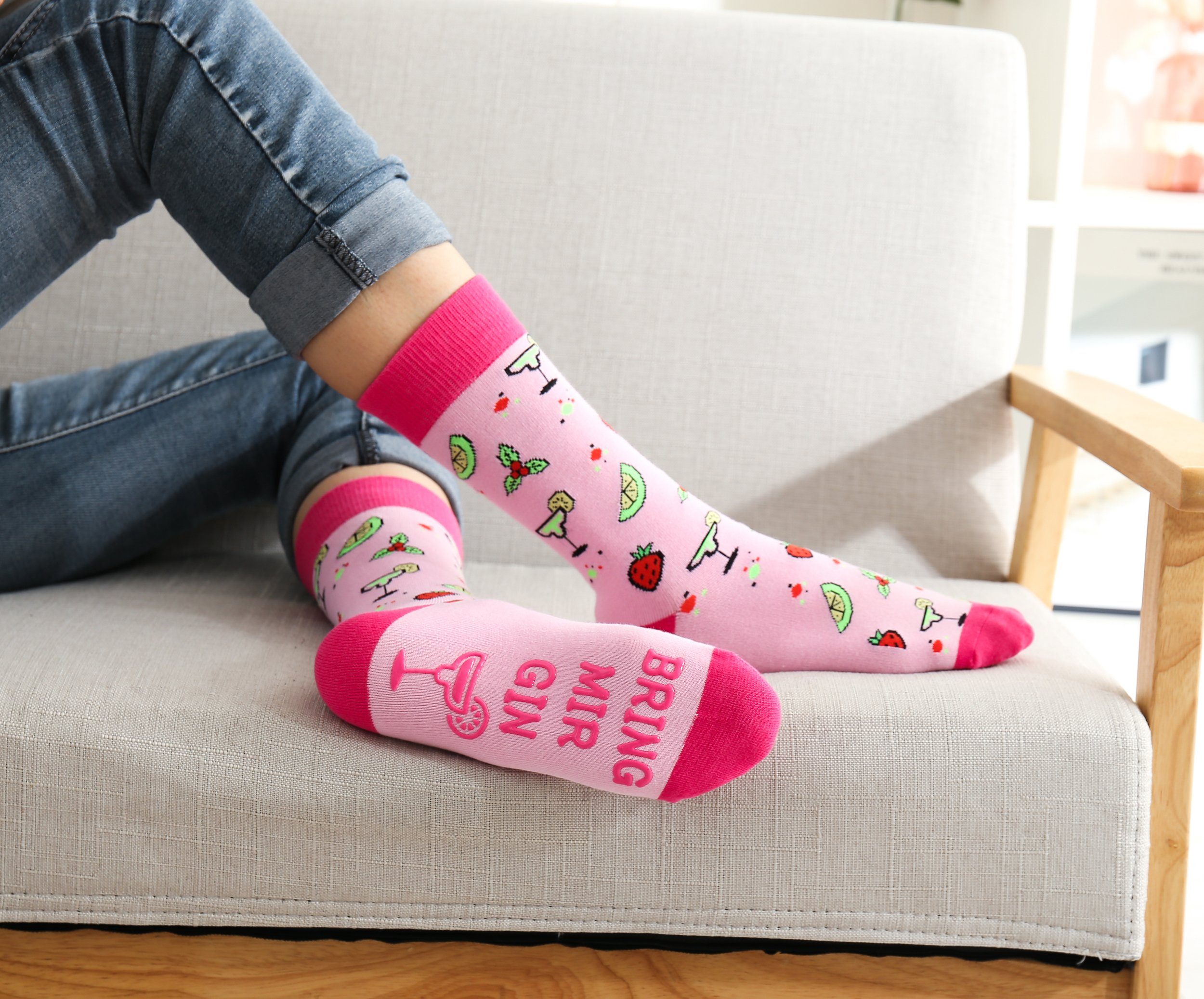 Lucadeau Freizeitsocken Geburtstagsgeschenkset für Frauen Freundin, Gin-Socken mit Spruch anti-rutsch, Geschenk, Gin Geschenk, premium Socken
