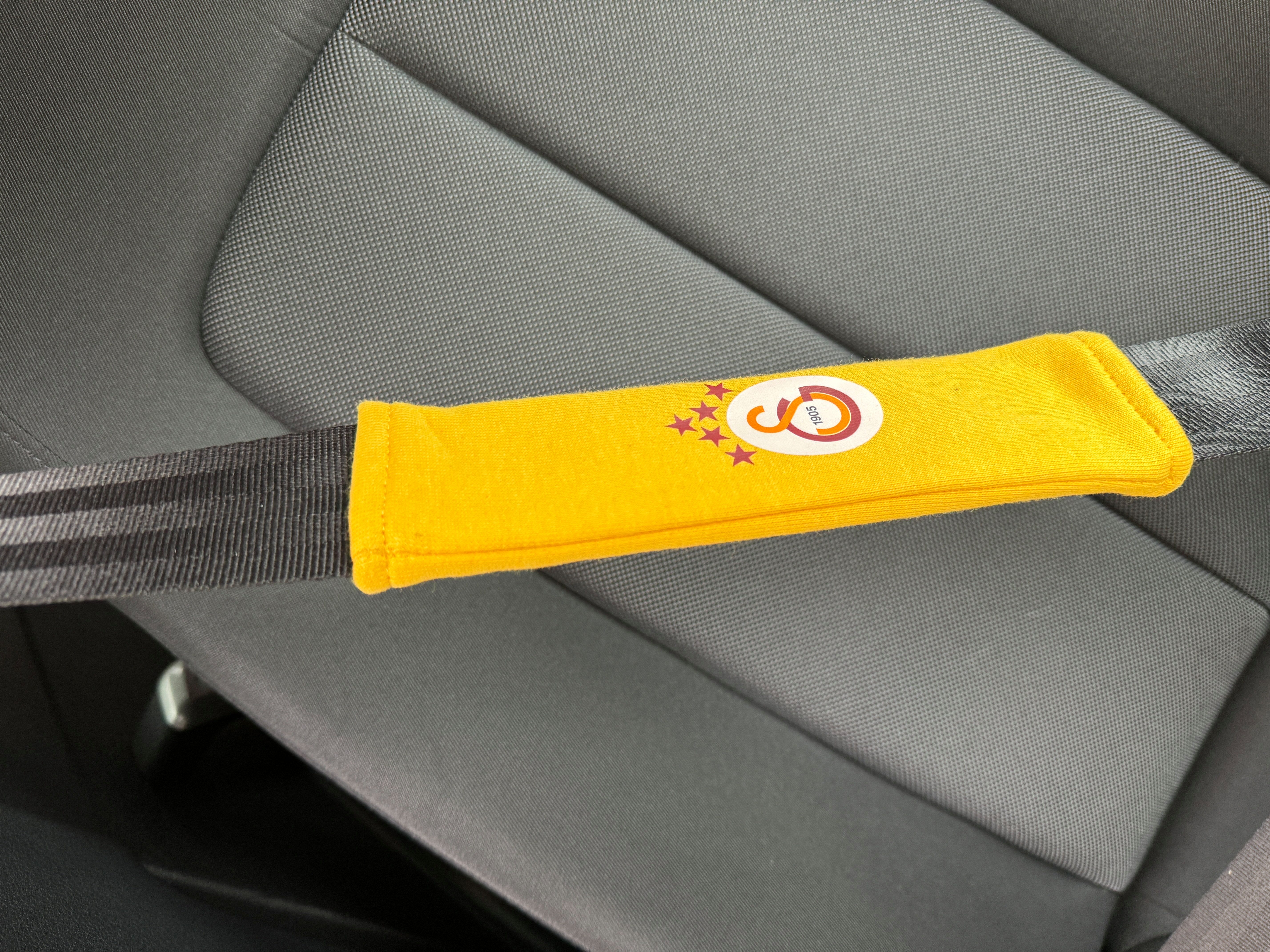 Stelby Gurtpolster Galatasaray Auto Schulterpolster für Sicherheitsgurt, (einzeln, 2er Set oder 4er Set, 2 St), weiche Polsterung, vielseitig einsetzbar