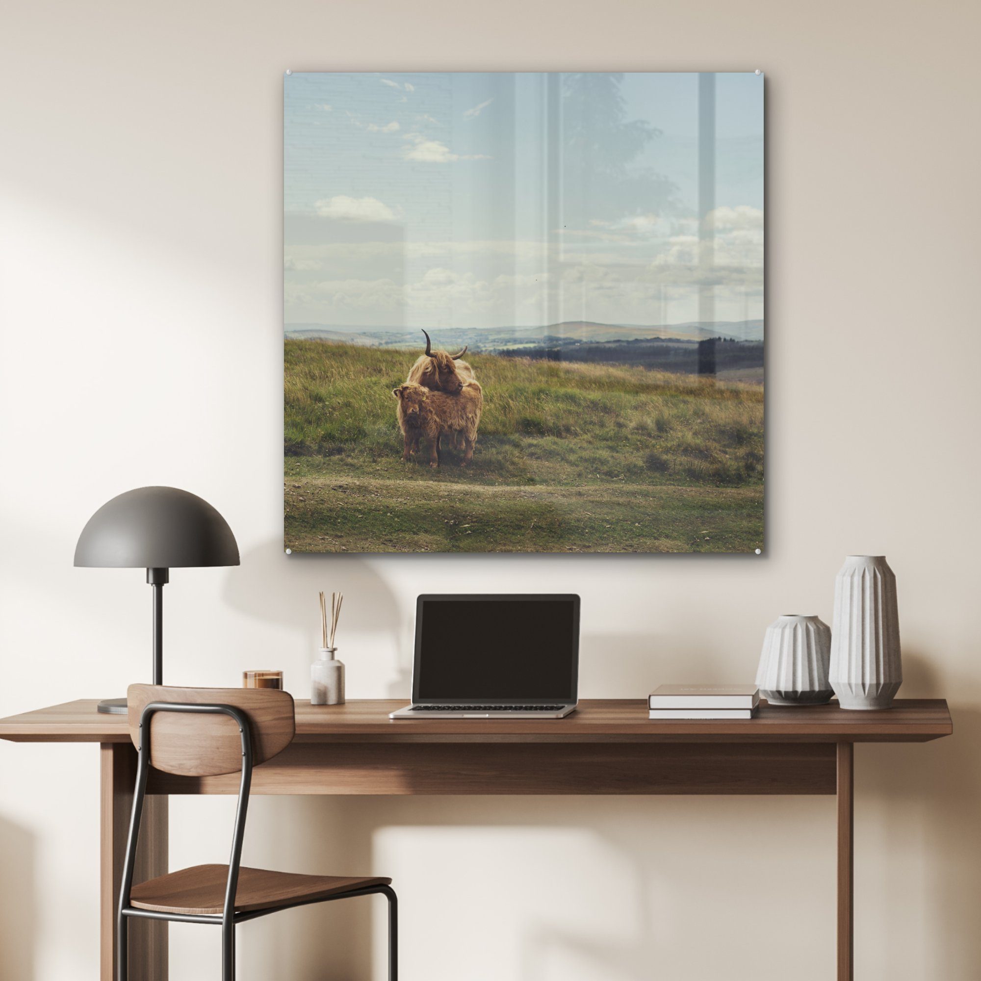 Schottische Wohnzimmer Bild MuchoWow - Tiere, Gras Küche Acrylglasbild Dekorative (1 Highlander für auf Wolken - - & Glas St),