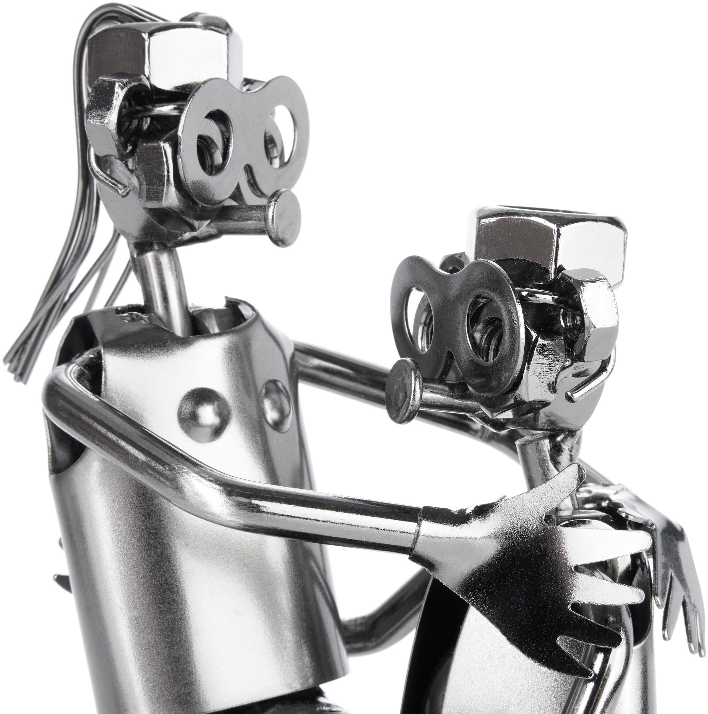 BRUBAKER Dekofigur Schraubenmännchen Liebespaar auf Herz - Frau auf den Armen des Mannes (1 St), Handarbeit - Silber Paar Geschenk oder Deko Objekt