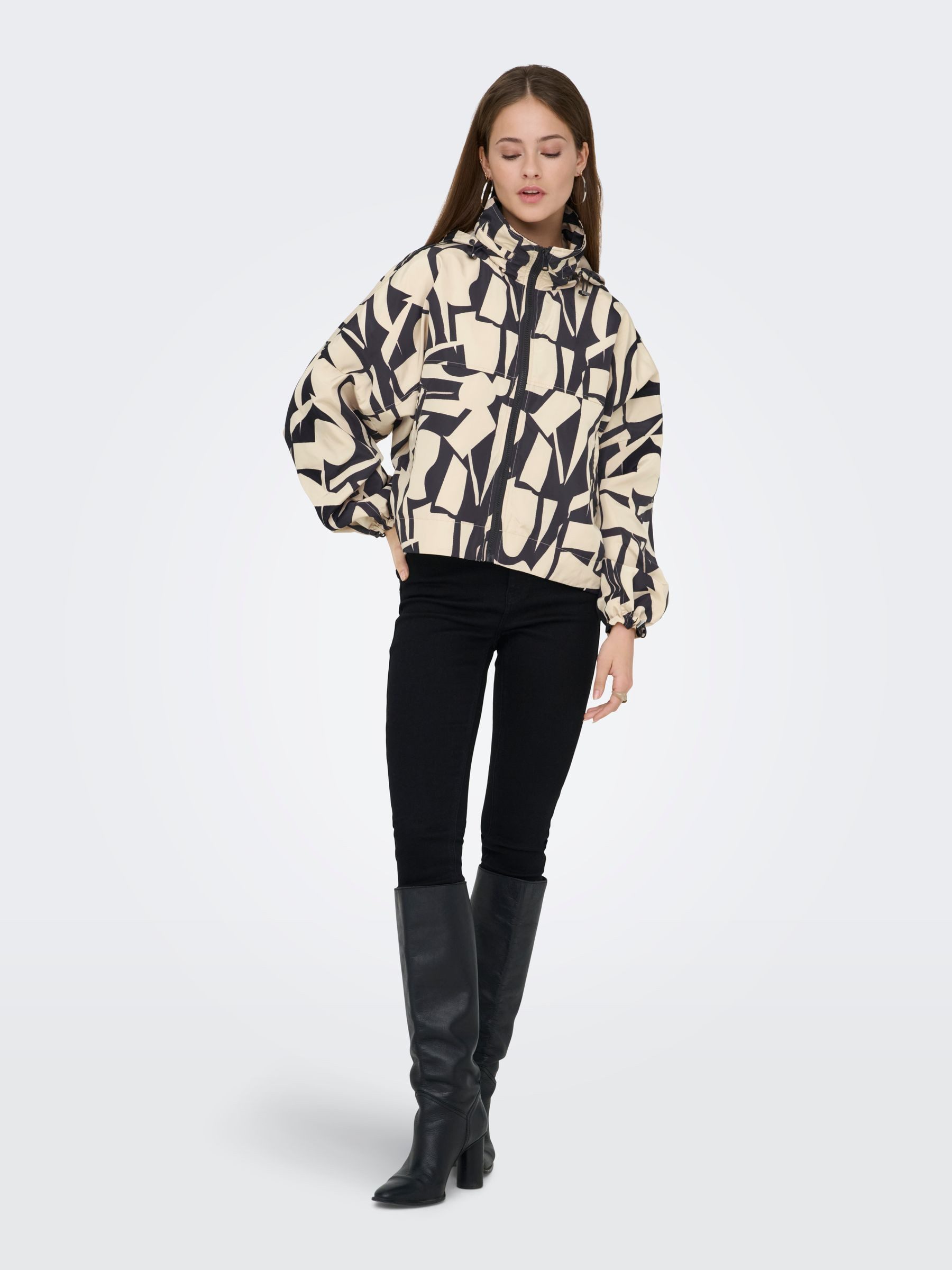 ONLY Blouson Leichtes Design Stehkragen Kapuze Moderner Print Look (1-St) ONLBETTY BATSLEEVE LIFE AOP JACKET OTW