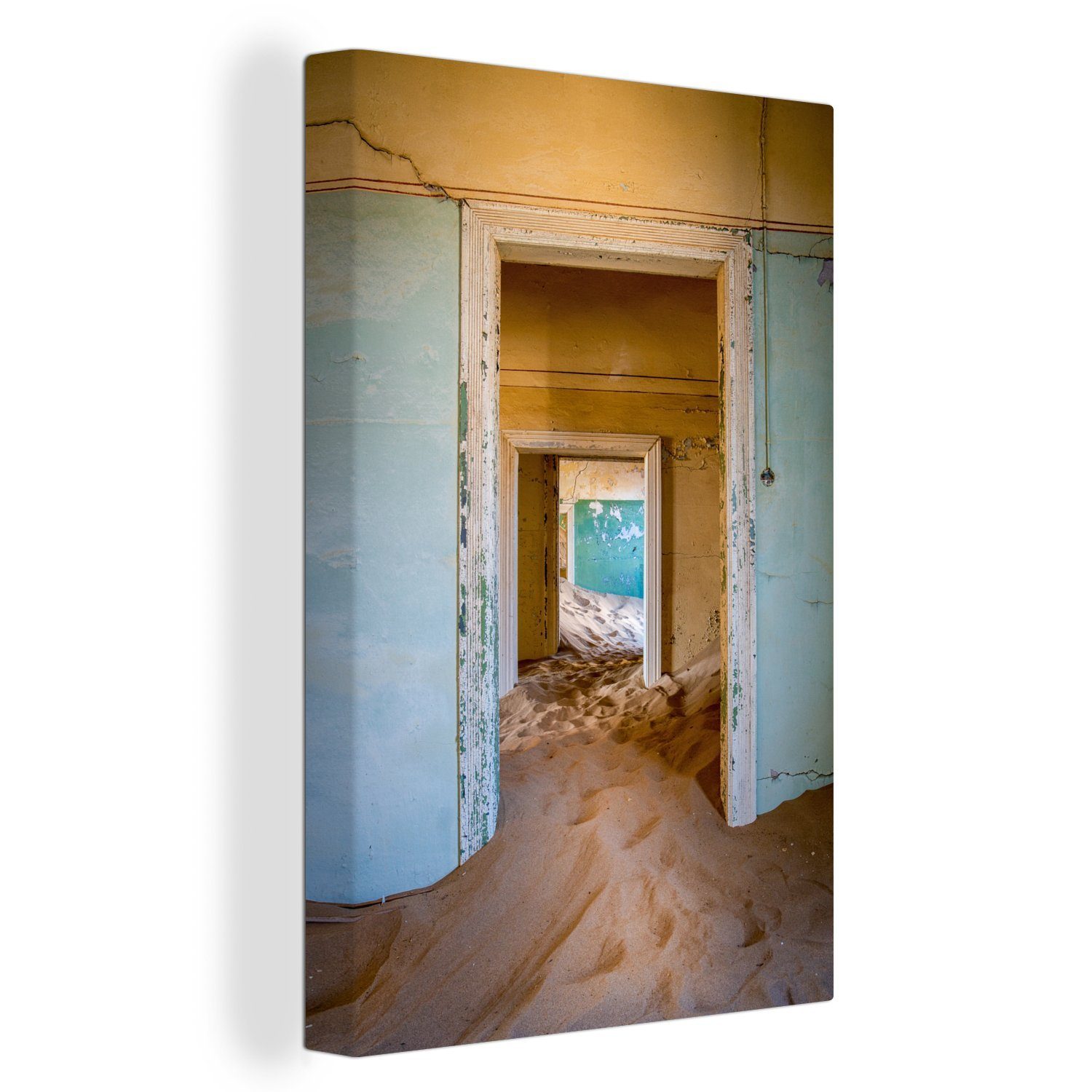 cm fertig Zackenaufhänger, (1 überwuchertes Leinwandbild Leinwandbild Haus verlassenes, Gemälde, inkl. bespannt vom in St), OneMillionCanvasses® Ein Kolmanskop, 20x30 Sand