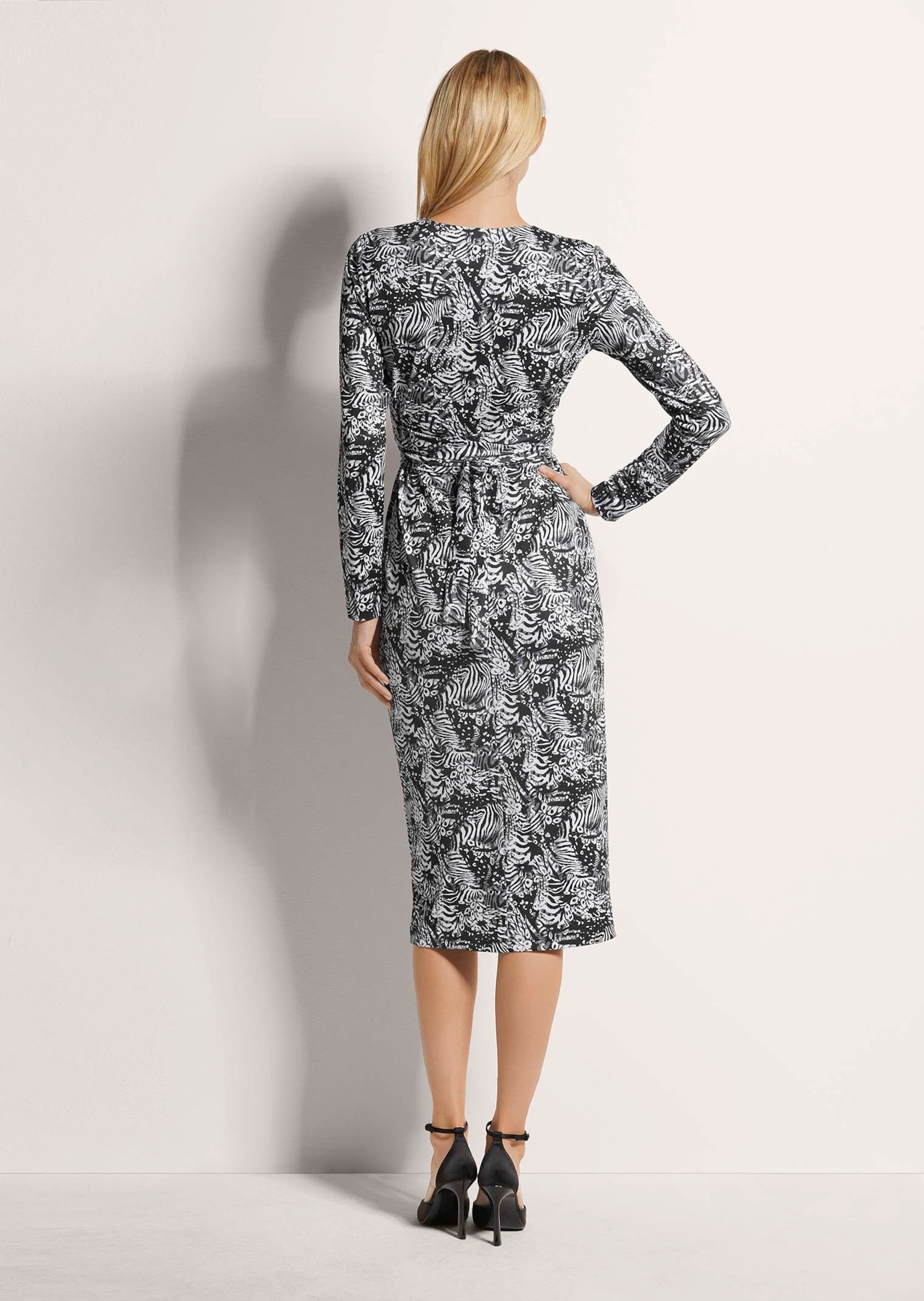 MADELEINE Maxikleid Wickelkleid mit taillierter Silhouette Gestreiftes Design und tiefer V-Ausschnitt als Blickfang
