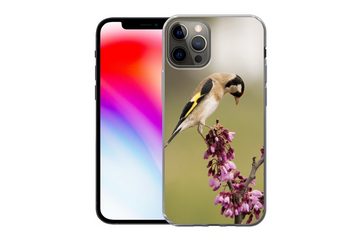 MuchoWow Handyhülle Ein Stieglitz zwischen rosa Blumen in Valencia, Spanien, Handyhülle Apple iPhone 12 Pro, Smartphone-Bumper, Print, Handy