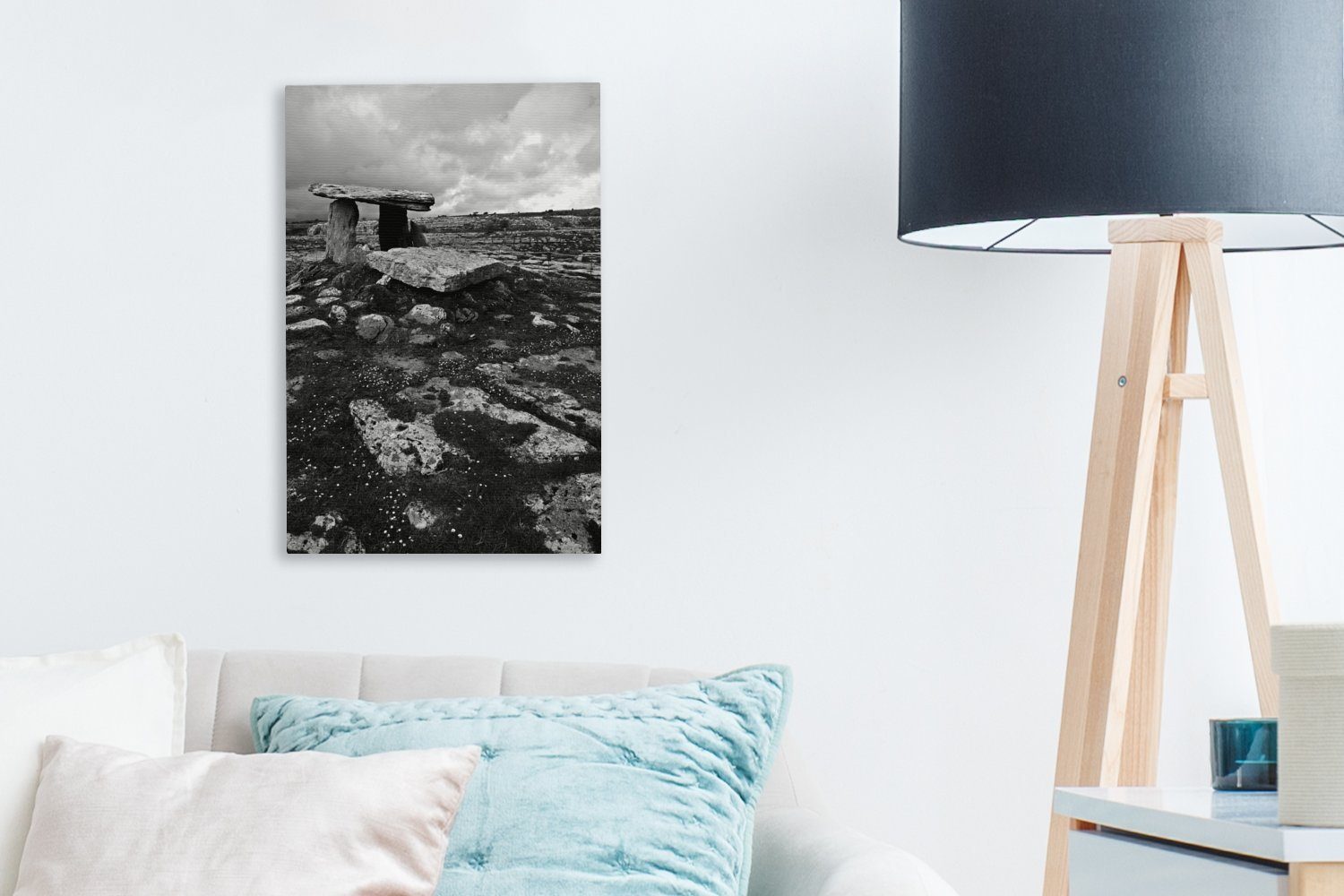 inkl. - OneMillionCanvasses® in Zackenaufhänger, Dolmen Leinwandbild Landschaft Leinwandbild einer schwarz-weiß, Ein Gemälde, 20x30 (1 fertig bespannt St), cm versteckter