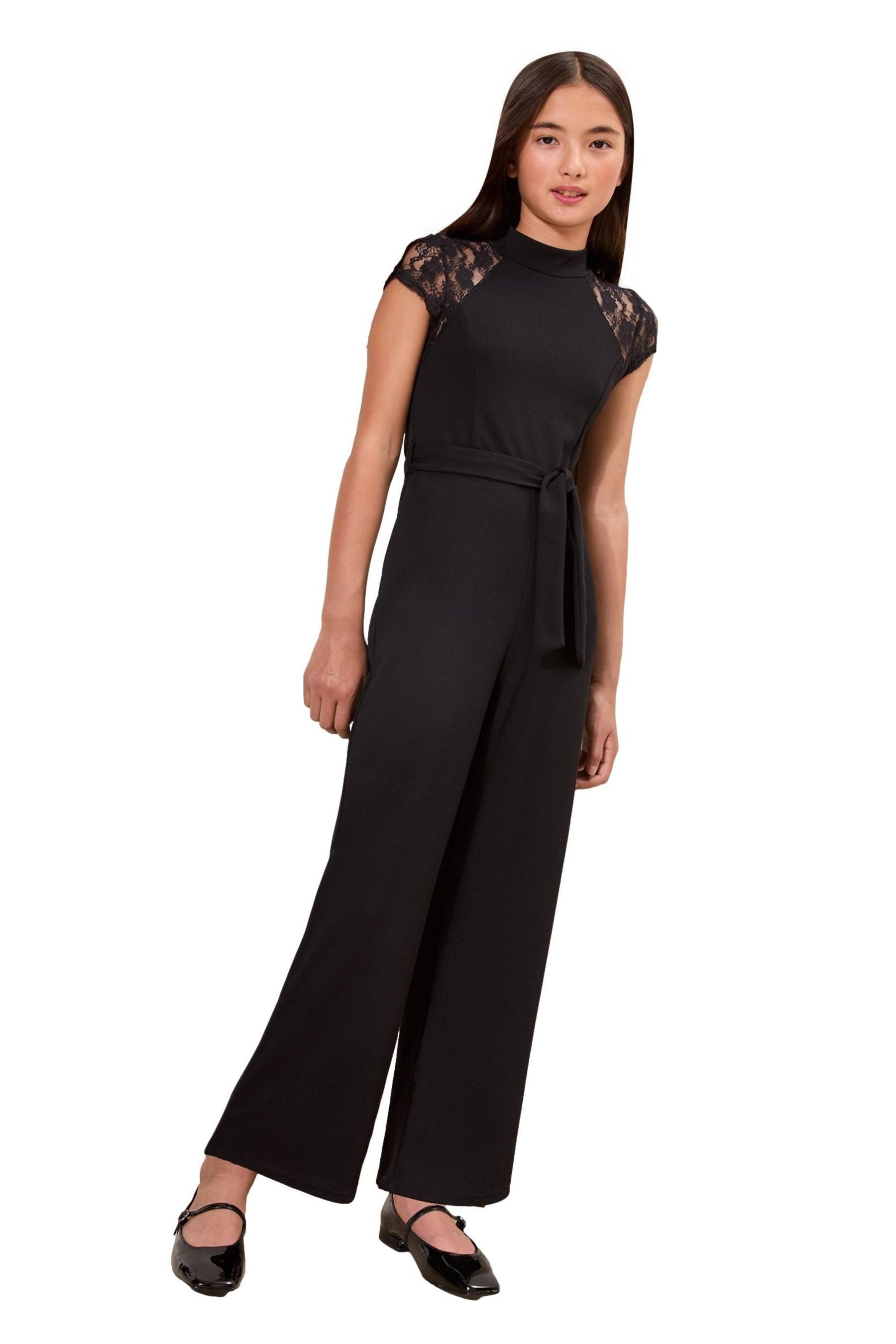 LIPSY Jumpsuit Lipsy Jumpsuit mit Flügelärmeln und Spitzendetail (2-tlg)