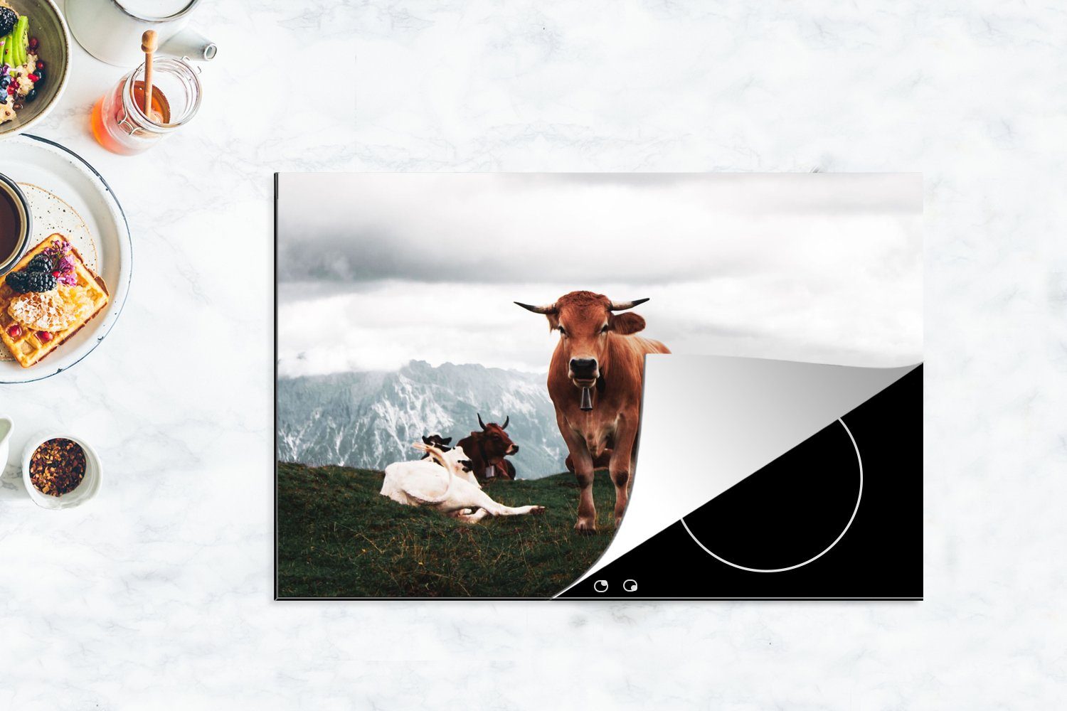 Herdblende-/Abdeckplatte Schutz küche, - Berg, Induktionskochfeld Kuh Vinyl, - Tiere tlg), 80x52 Ceranfeldabdeckung cm, die für (1 MuchoWow