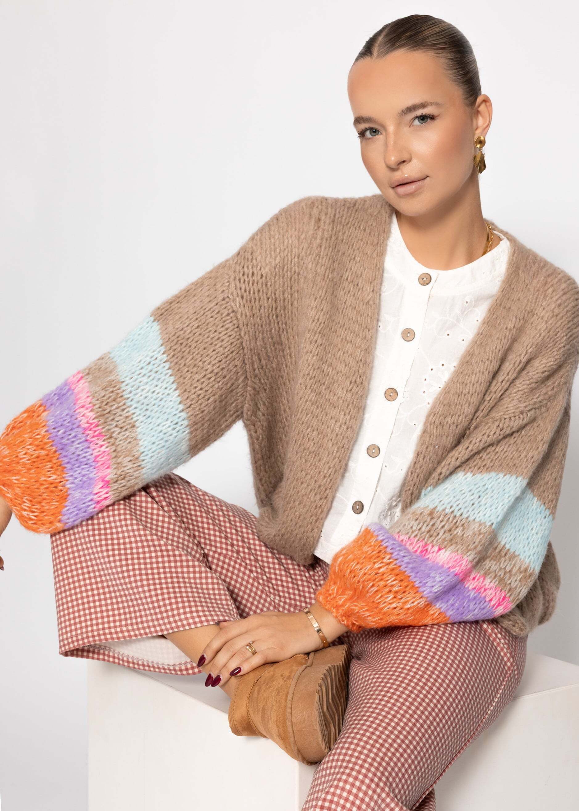 SASSYCLASSY Cardigan Cardigan mit bunten Statement-Ärmeln Damen Strickjacke mit Balloonärmeln und flauschiger Grobstrick-Optik Beige