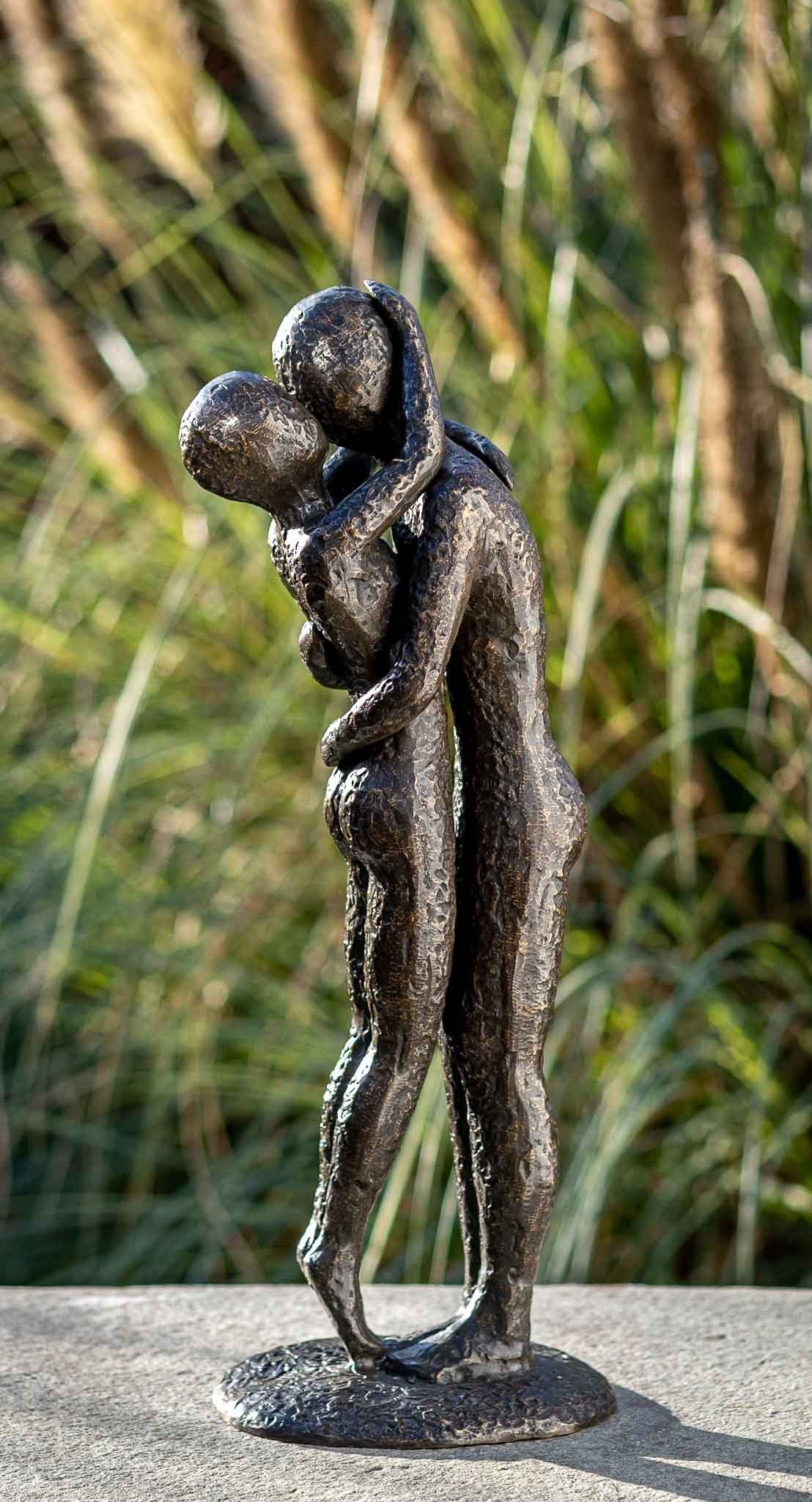 IDYL Gartenfigur IDYL Bronze-Skulptur Modernes Bronze UV-Strahlung. werden – patiniert. – robust Langlebig gegossen und in Modelle Bronze witterungsbeständig Regen Liebespaar, in und Hand gegen sehr – von Die Wachsausschmelzverfahren Frost