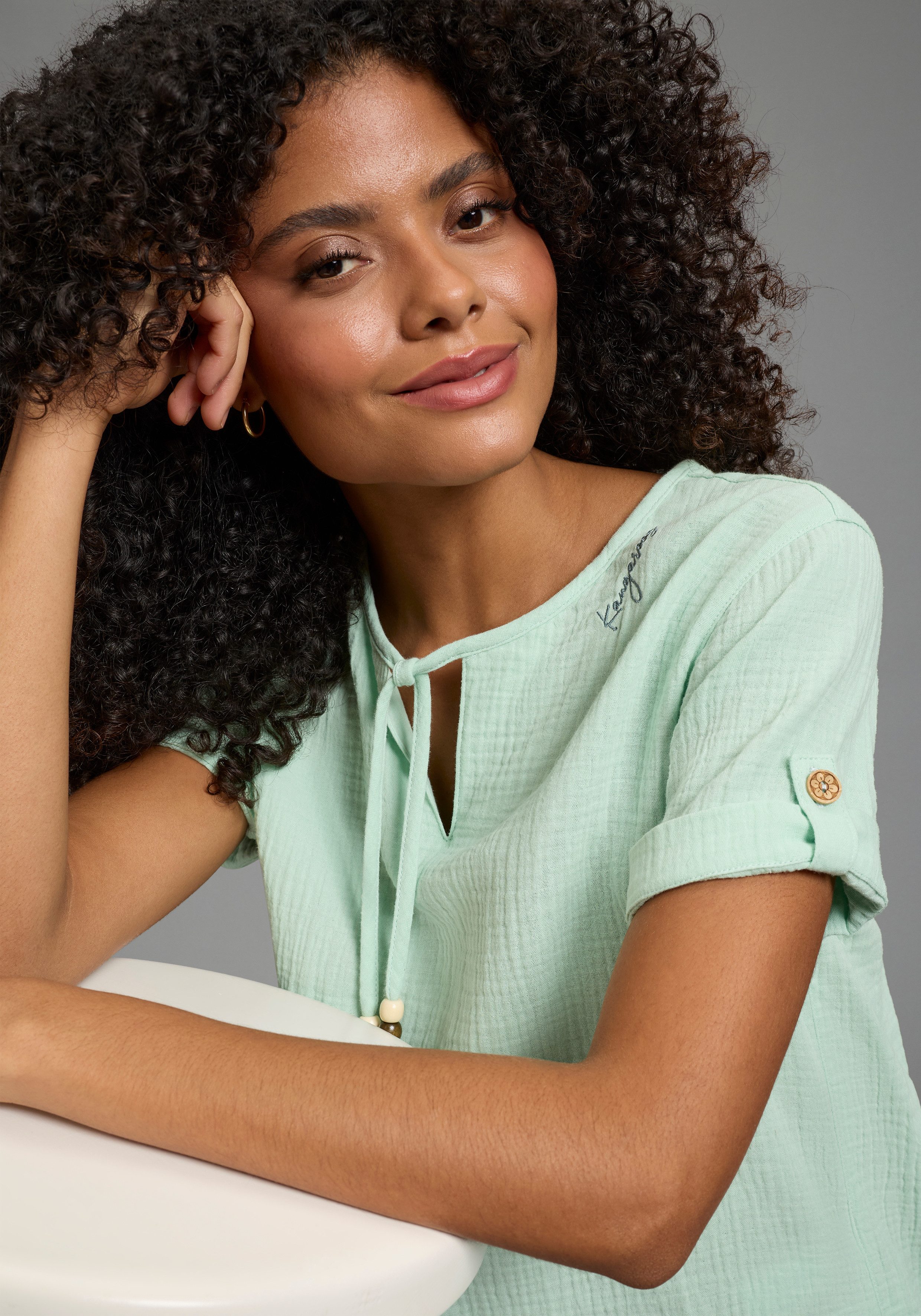 KangaROOS Kurzarmbluse Kurzarm mit Aufschlag und Riegel, Musselin