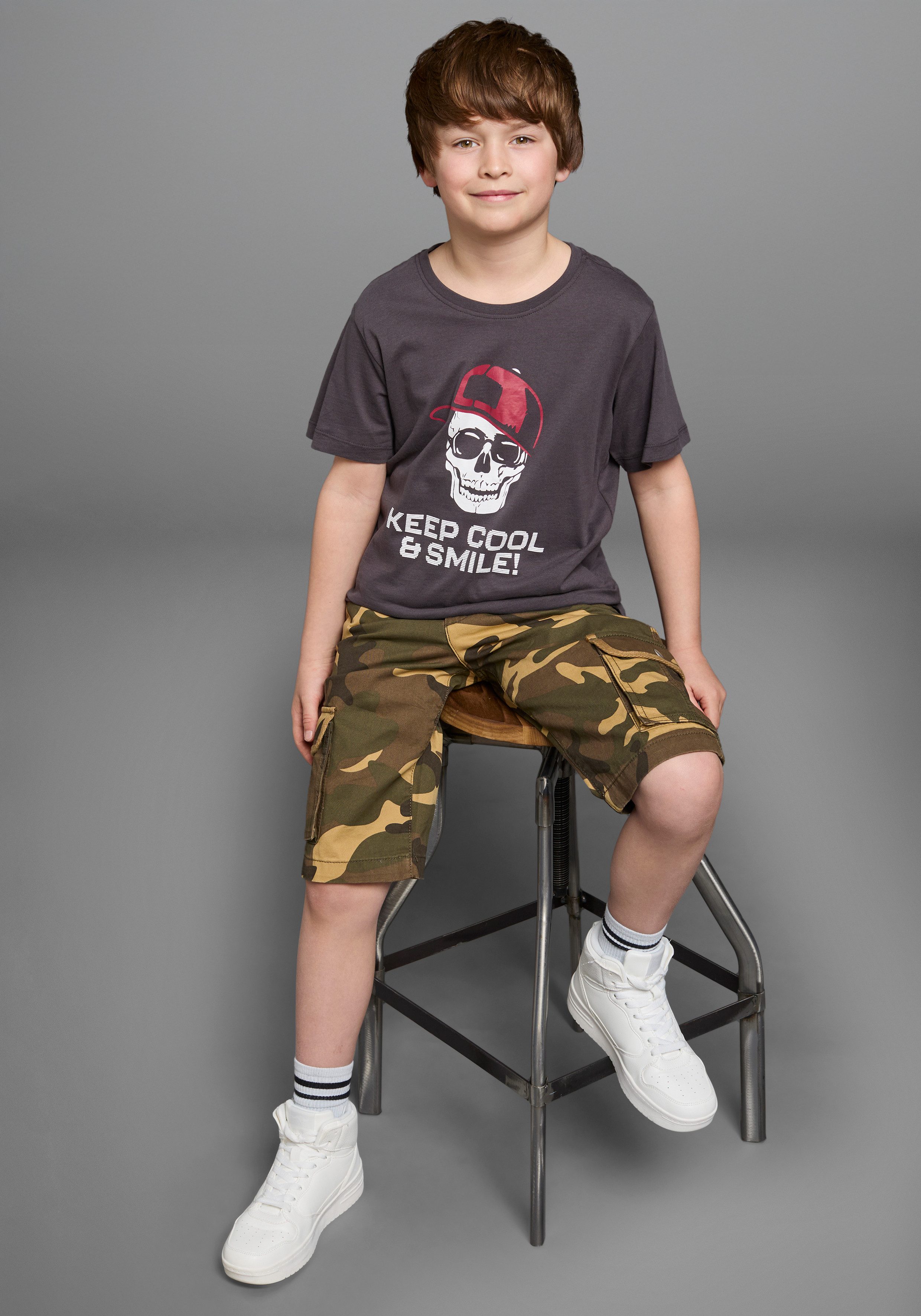 KIDSWORLD T-Shirt Mit Sprüche-Print: KEEP COOL... kurzärmelig, basic geschnitten, Rundhalsausschnitt, aus Baumwolle – Bild 4 von 5