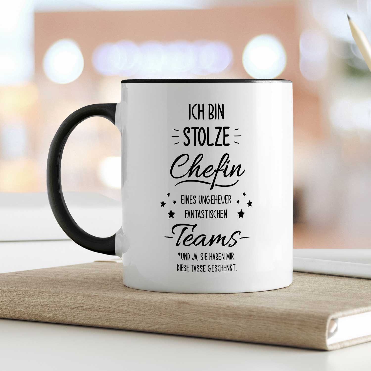GRAVURZEILE Tasse mit Spruch - Stolze Chefin - Langlebiger Druck - Lustiges Geschenk, aus Keramik - Spülmaschinenfest, Farbe: Schwarz & Weiß