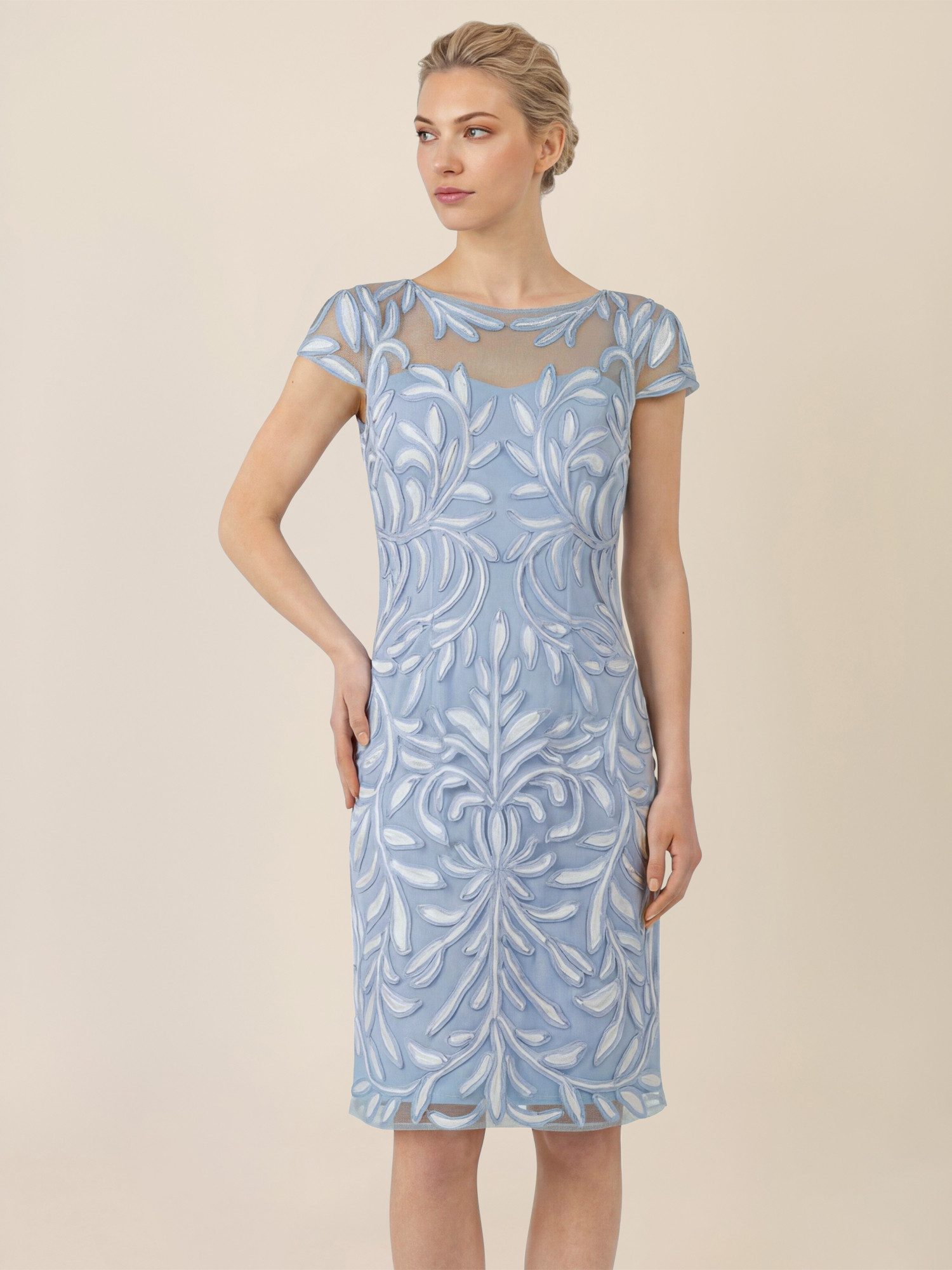 Apart Brautkleid mit floraler 3D-Stickerei
