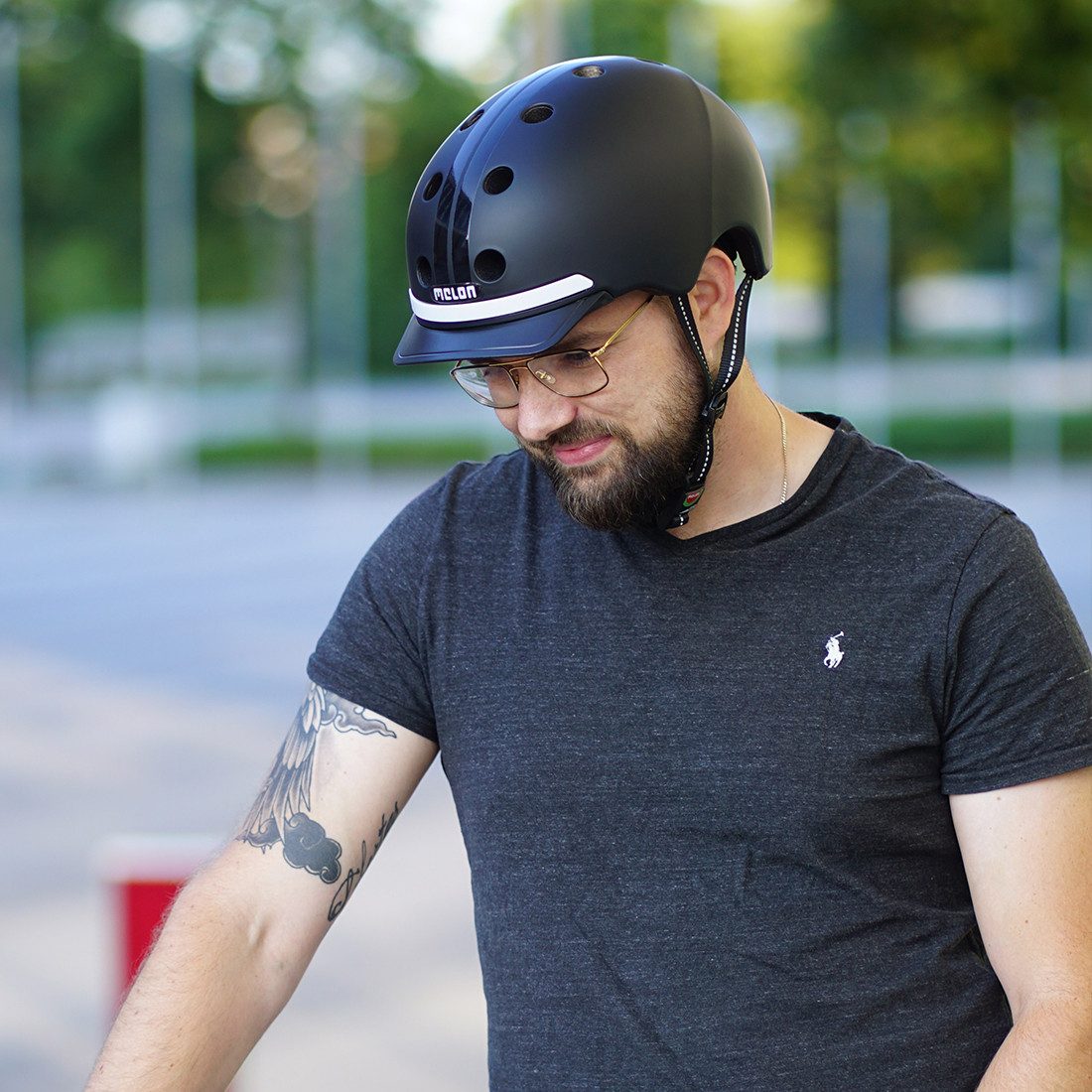 Melon Fahrradhelm E-Series Black Ice mit Vorder- und Rücklicht, super leicht, Magnetverschluss, größenverstellbar, mehr als 50 Designs