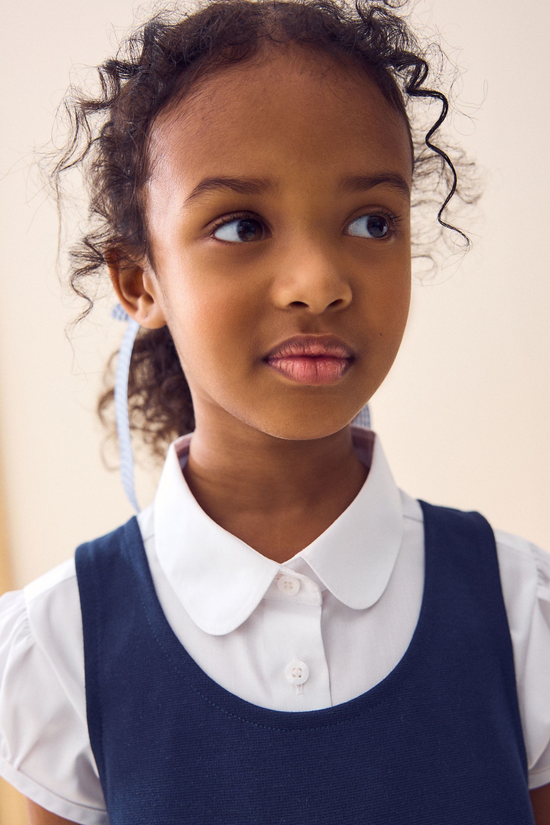 Next Latzkleid Schul-Latzkleid aus Jersey mit Zierschleife (1-tlg)