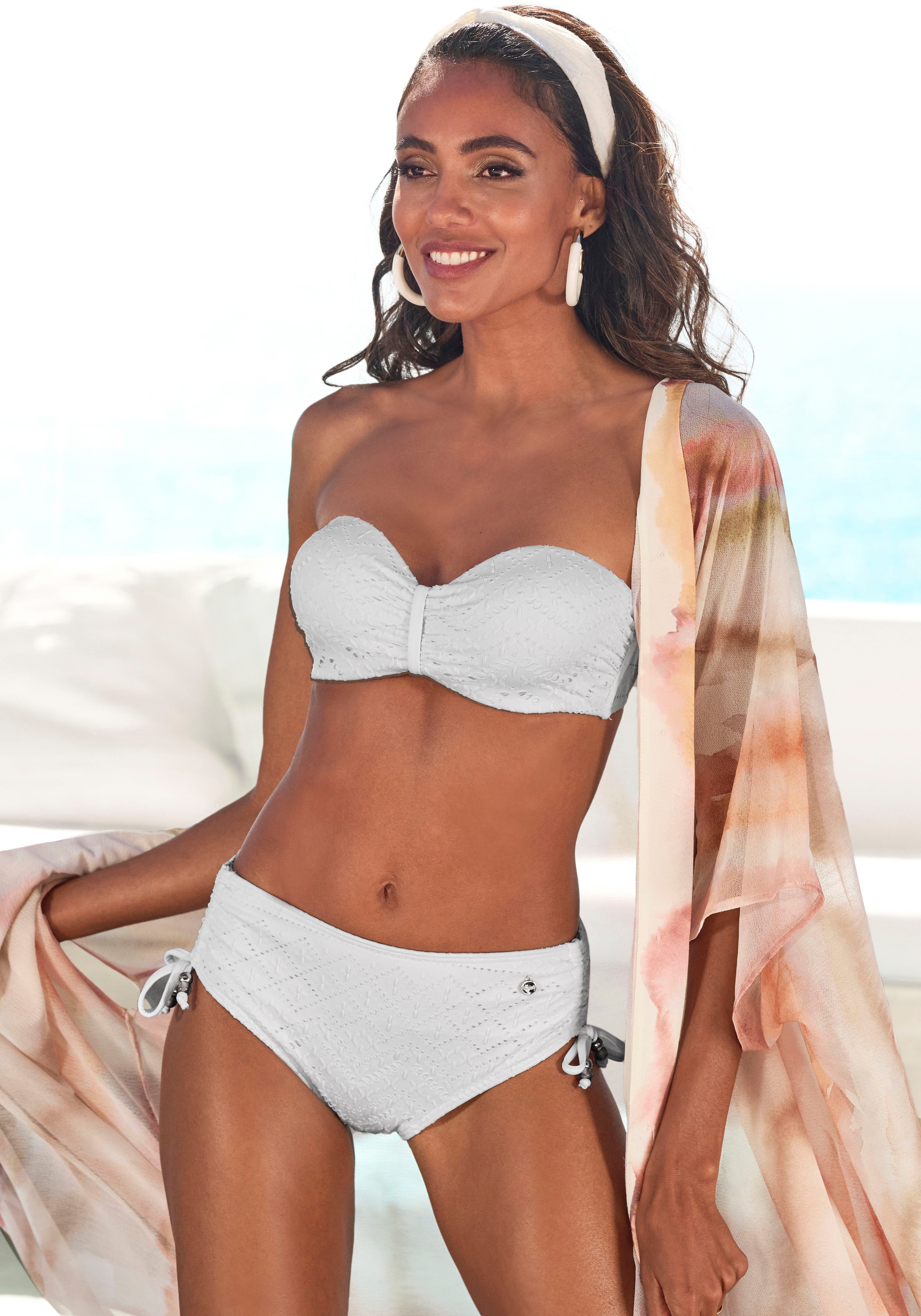 LASCANA Bügel-Bandeau-Bikini-Top Omara, mit Lochstickerei