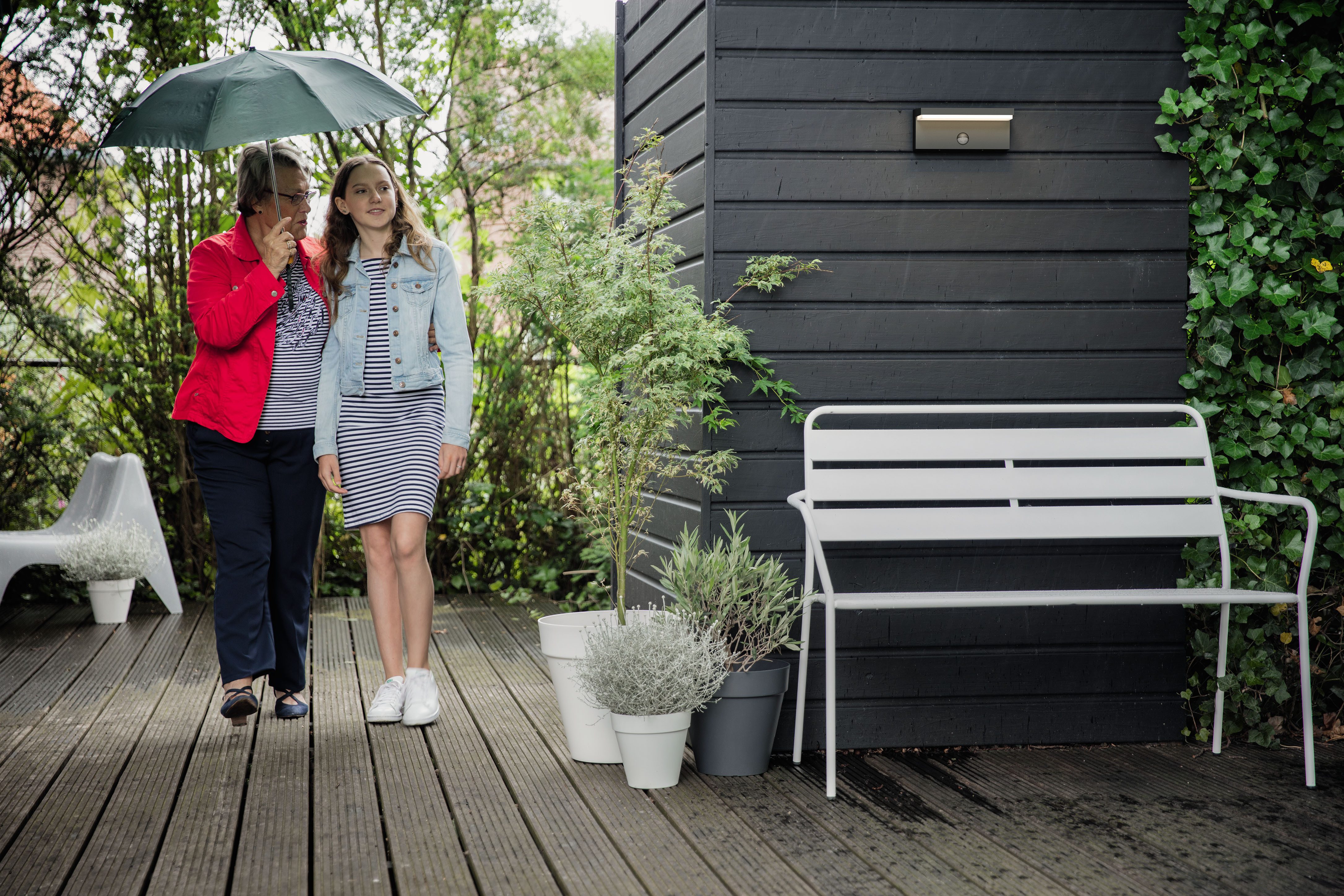 Philips LED Außen-Wandleuchte Outdoor Ultra-Efficient Bustan 3.8W, 2700 Kelvin, anthrazit, Abschaltautomatik, Bewegungsmelder, LED fest integriert, Warmweiß