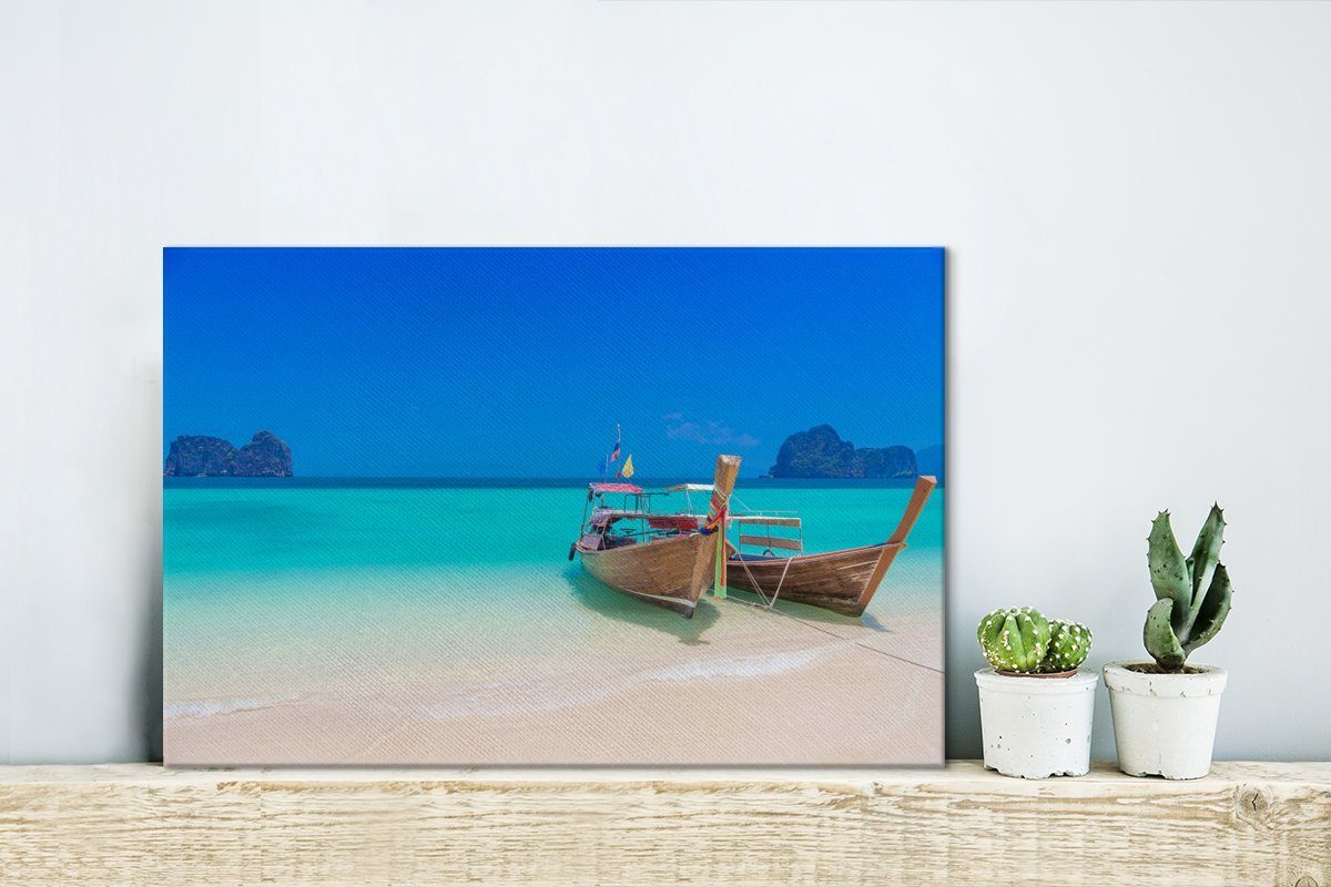 OneMillionCanvasses® Leinwandbild Zwei Langschwanzboote an Aufhängefertig, einem Wandbild perlweißen in Leinwandbilder, Strand Wanddeko, 30x20 cm Thailand, (1 St)