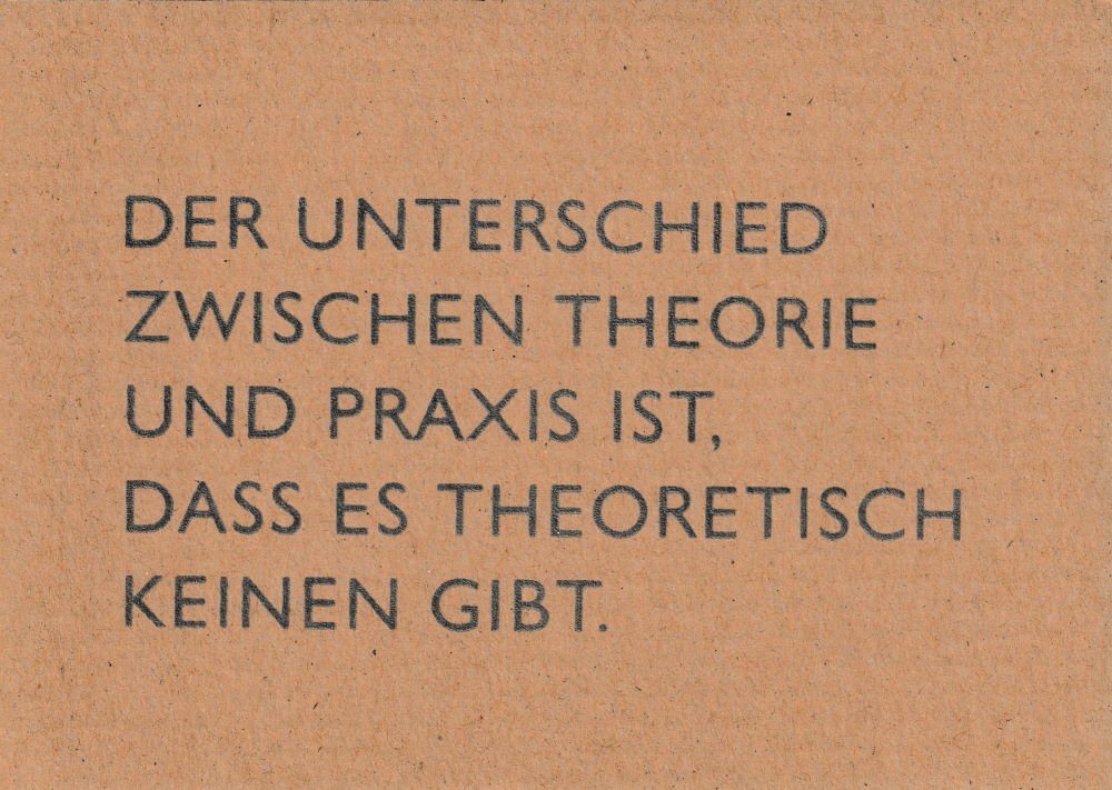 Thumbnail - Postkarte Pappcard-Postkarte "Der Unterschied zwischen Theorie und Praxis i ..."