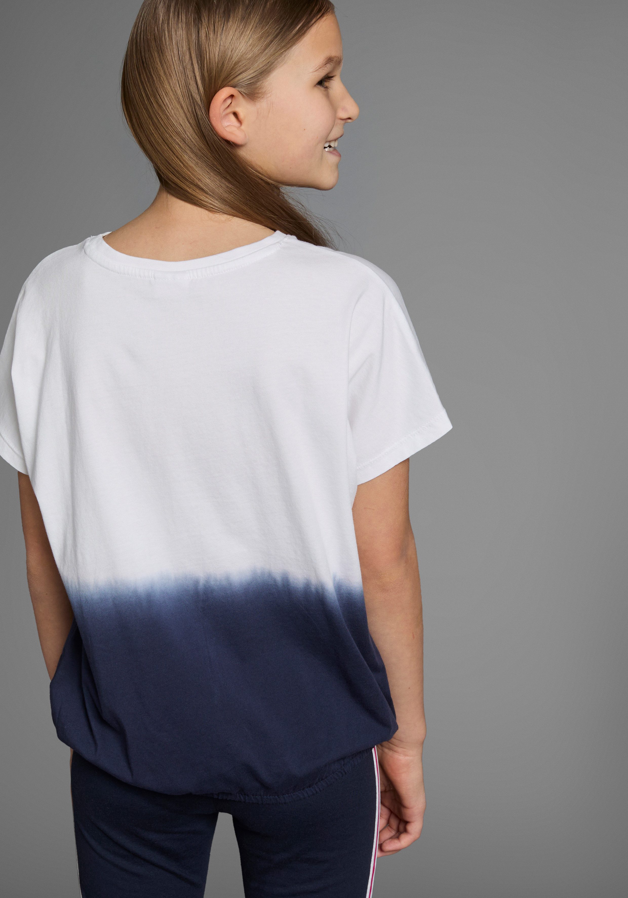 KangaROOS T-Shirt mit Farbverlauf und Logodruck Kurzarm, weite Fledermausärmel, modisches Batikmuster – Bild 2 von 5