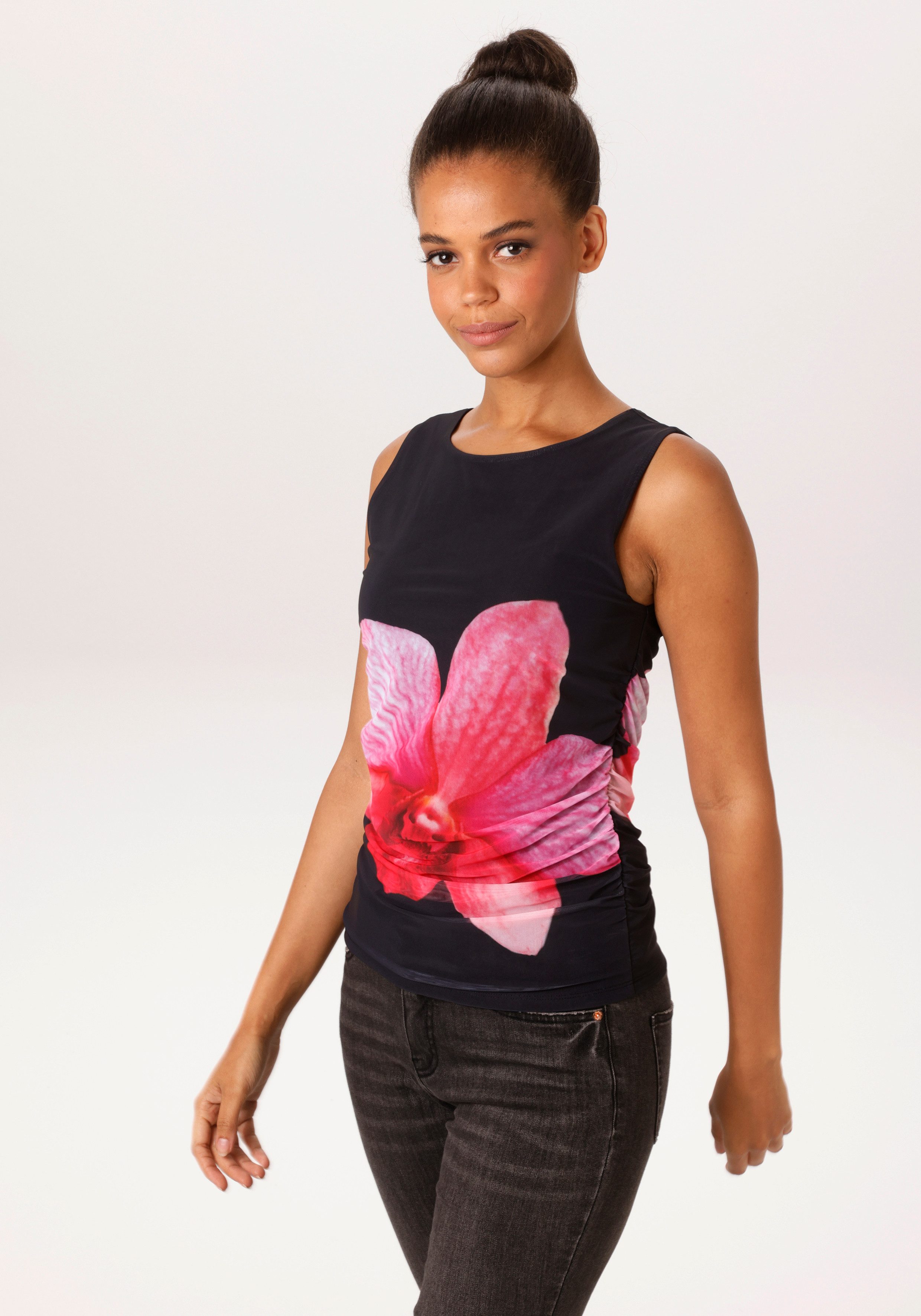 Aniston CASUAL T-Shirt mit großflächiger Batikblüte vorne und hinten - NEUE KOLLEKTION. € 29,99, (€ 29,99 pro 1 Stk).