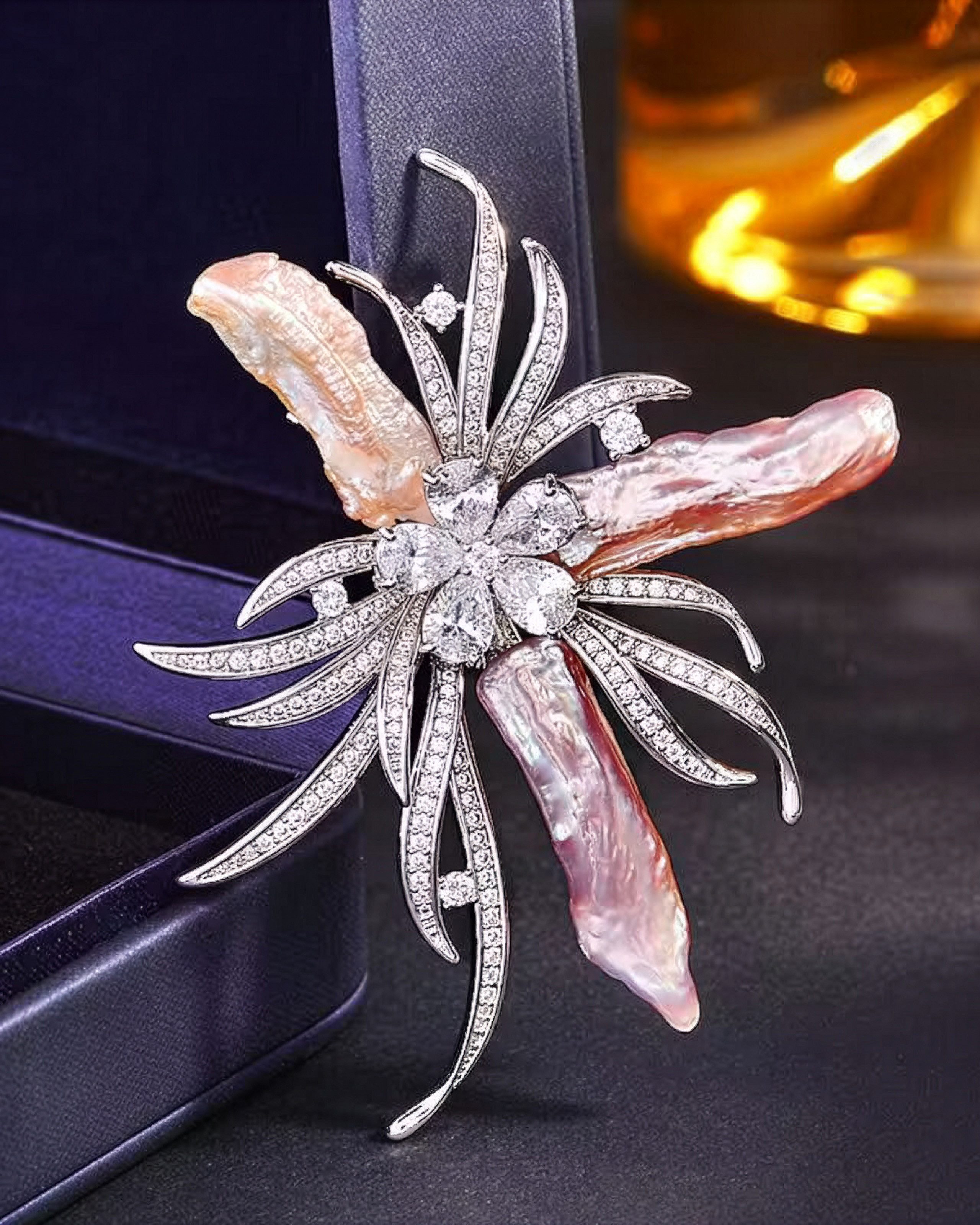 MayTree Brosche Premium "Blütenjuwel" mit Barockperlen (Stück, 1-tlg), Metallbrosche mit Zirkonia und echten Barockperlen
