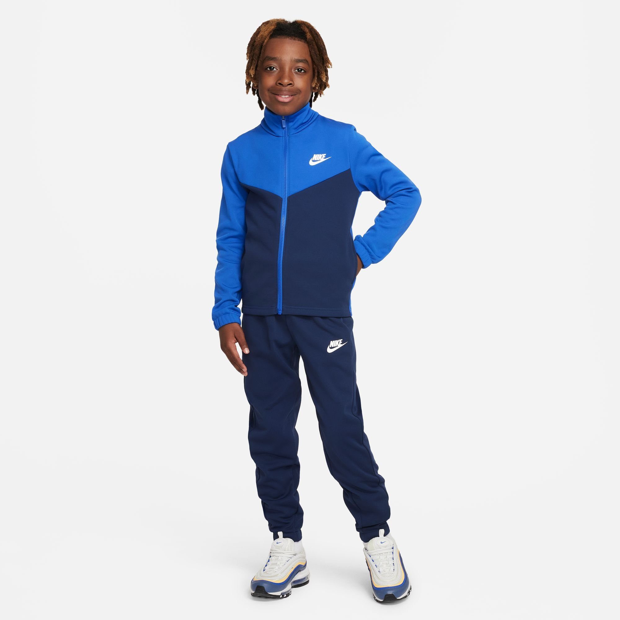 Nike Sportswear Trainingsanzug BIG KIDS' TRACKSUIT, Elastic cuffs on the  pants and jacket provide a cozy, snug fit.