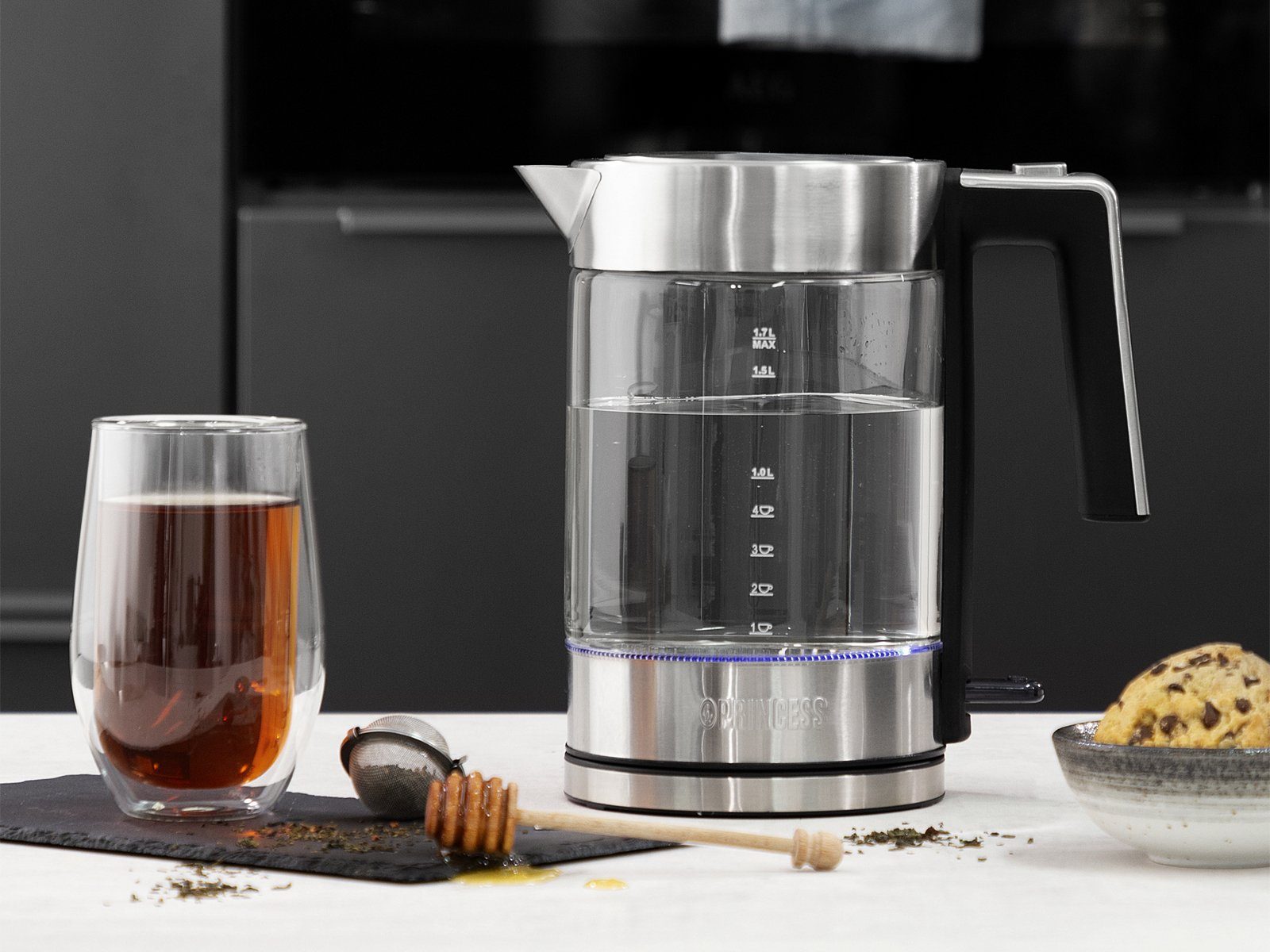 PRINCESS Wasserkocher, 1.7 l, 2200 W, Glas Lichtring blau, 360° Edelstahlsockel, leise elektrisch ohne Kabel