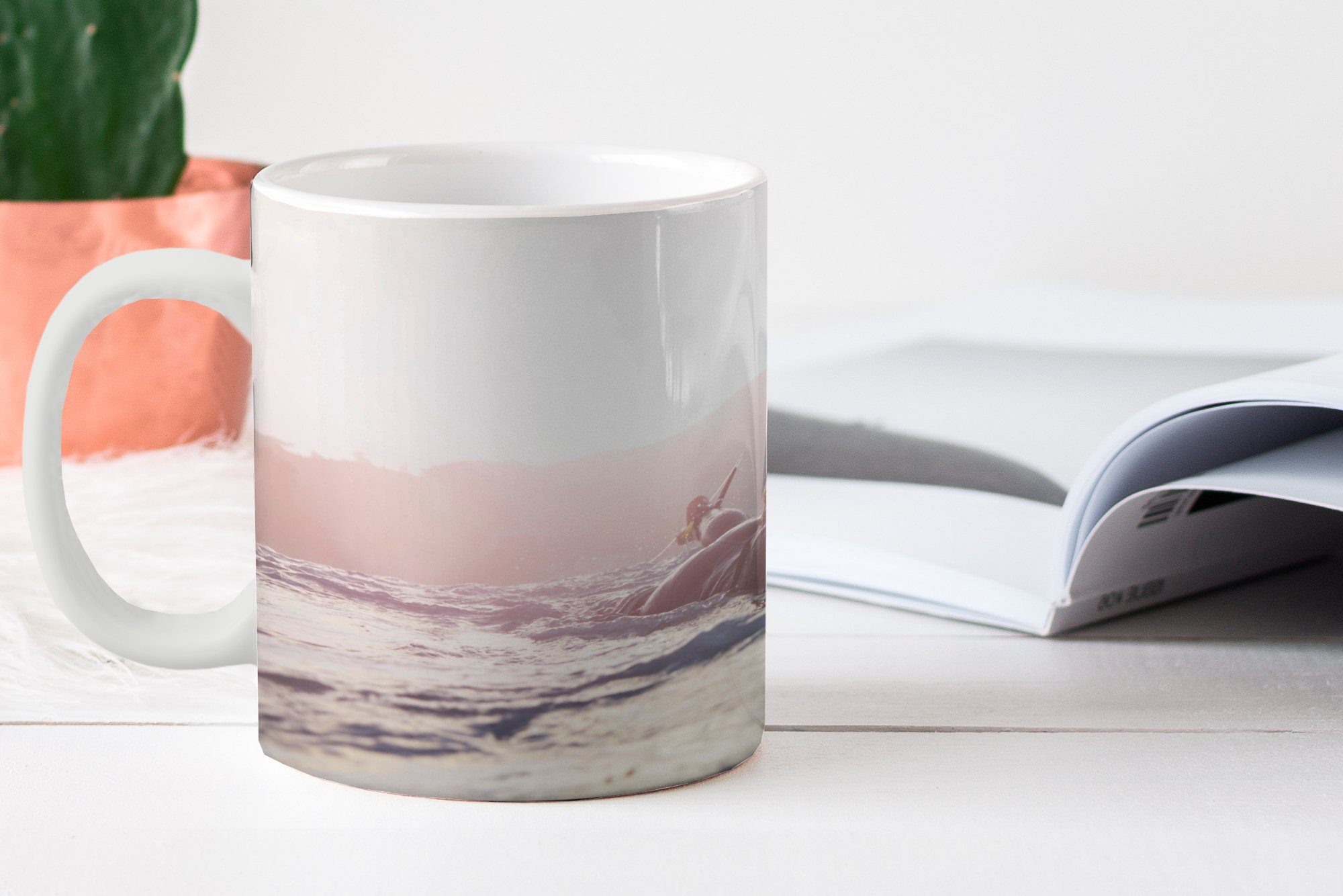 Teetasse, Becher, Keramik, Kaffeetassen, paddelt, Geschenk Tasse MuchoWow Teetasse, Surferin