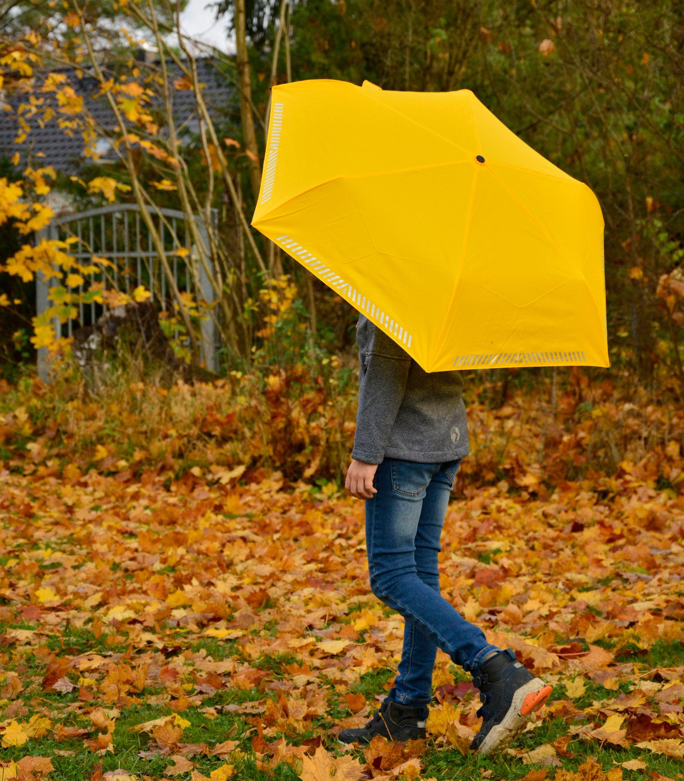 iX-brella Taschenregenschirm für Kinder Safety Reflex mit Auf-Zu-Automatik, kräftige Farben mit reflektierenden Streifen