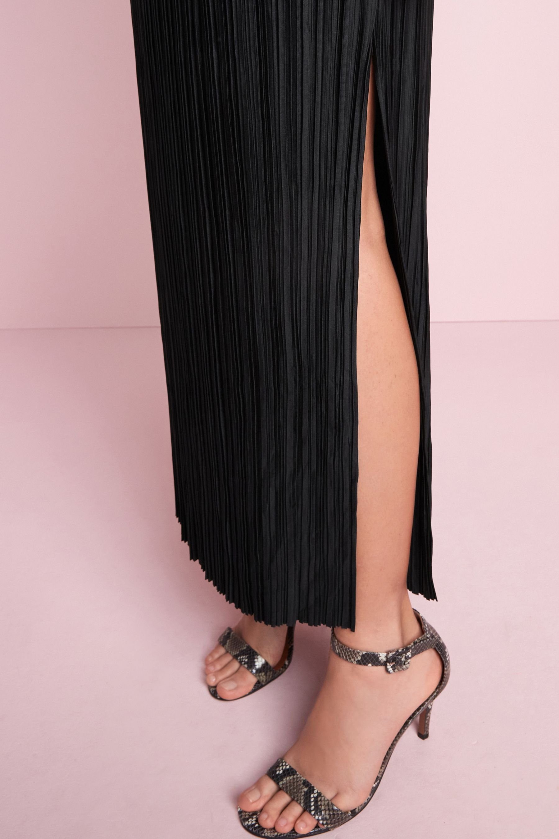 Minikleid Langärmeliges Next Black Kleid mit (1-tlg) Plisseefalten