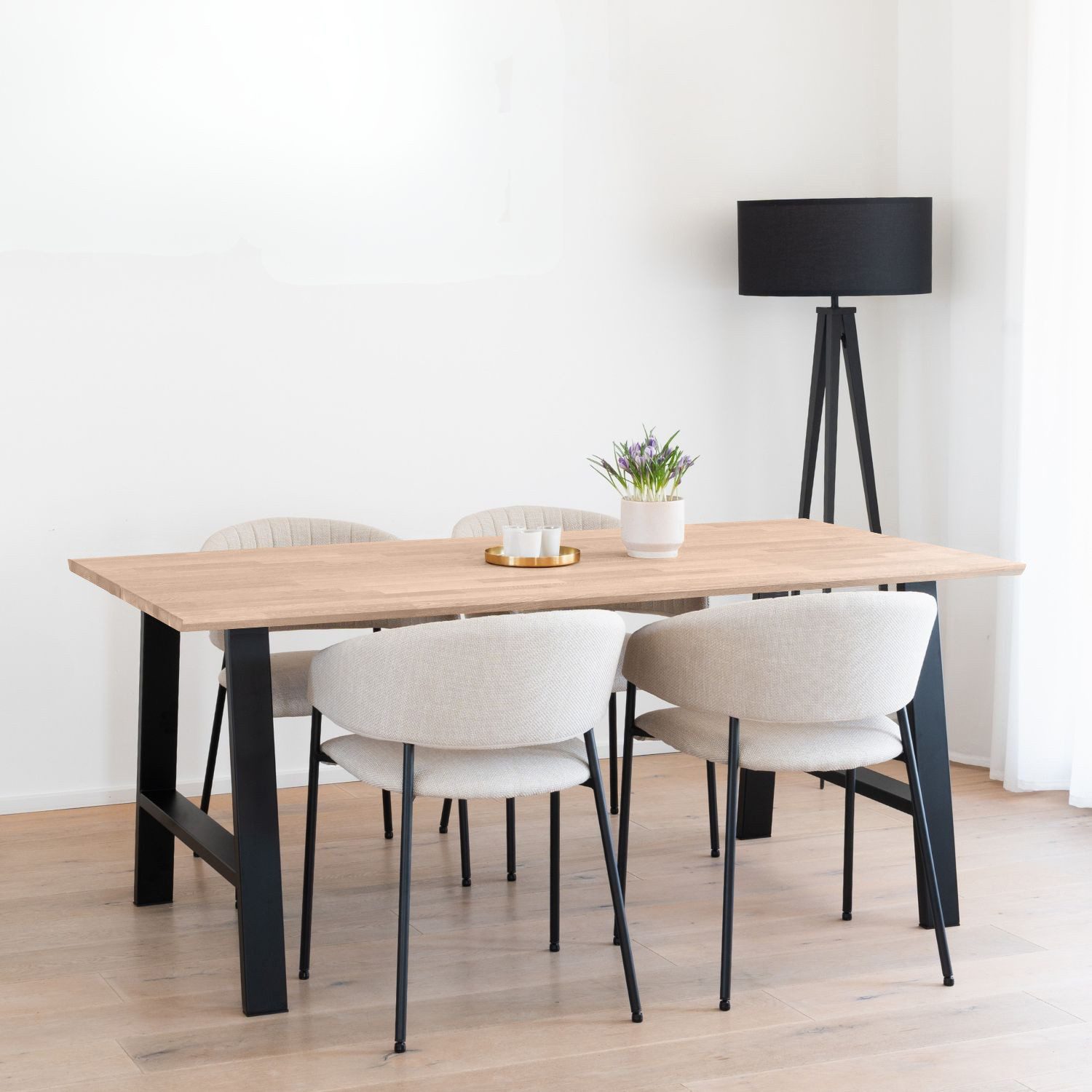 Omformo Esstisch Klyfta aus Eiche Massivholz 180 x 90 cm, Tischplatte aus Eiche Massivholz, Stabile Metallfüße, Modernes Design