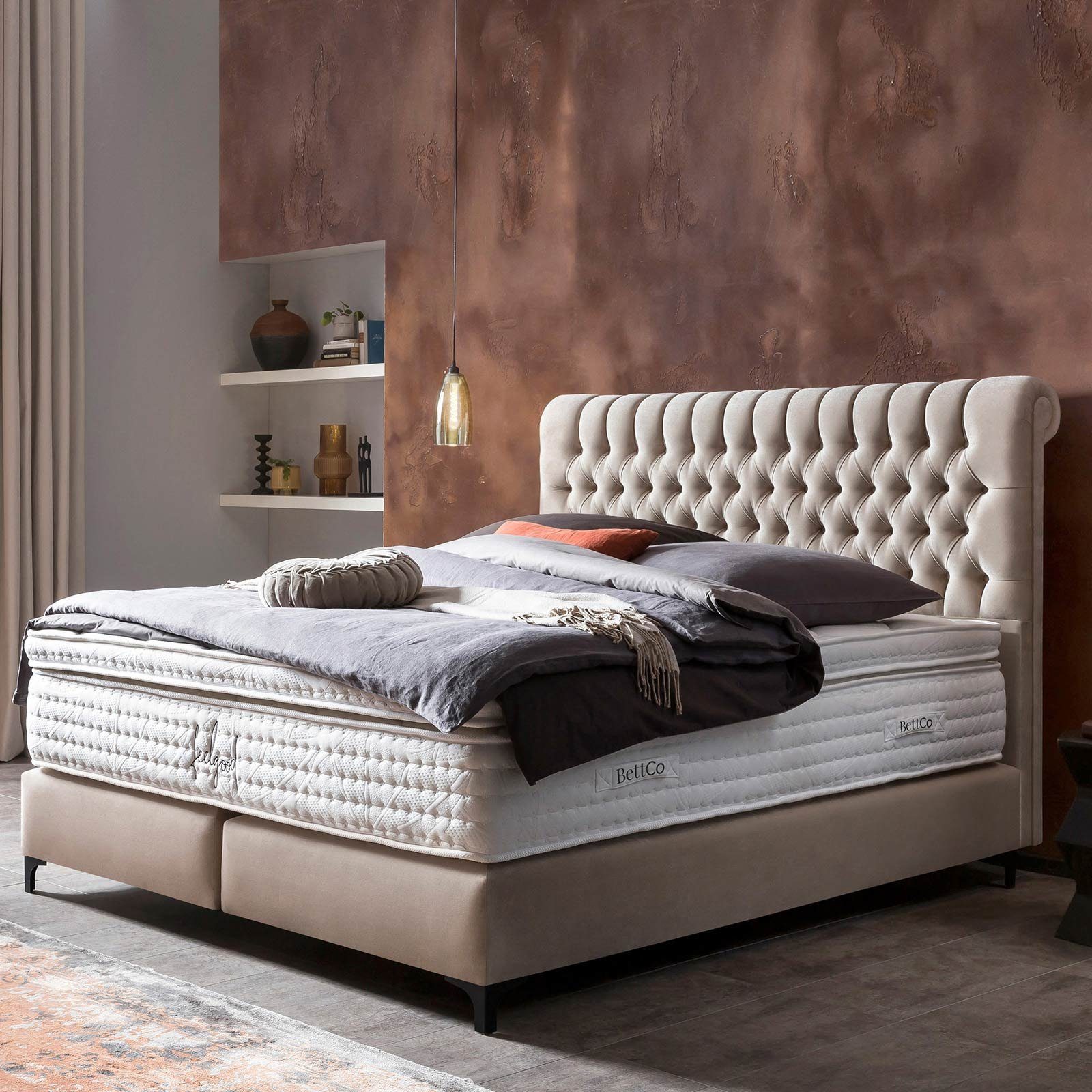 BettCo Boxspringbett Chester (160 x 200 cm, in Creme Velours), Chesterfield-Design + optionaler Topper, Schwarze Metallfüße