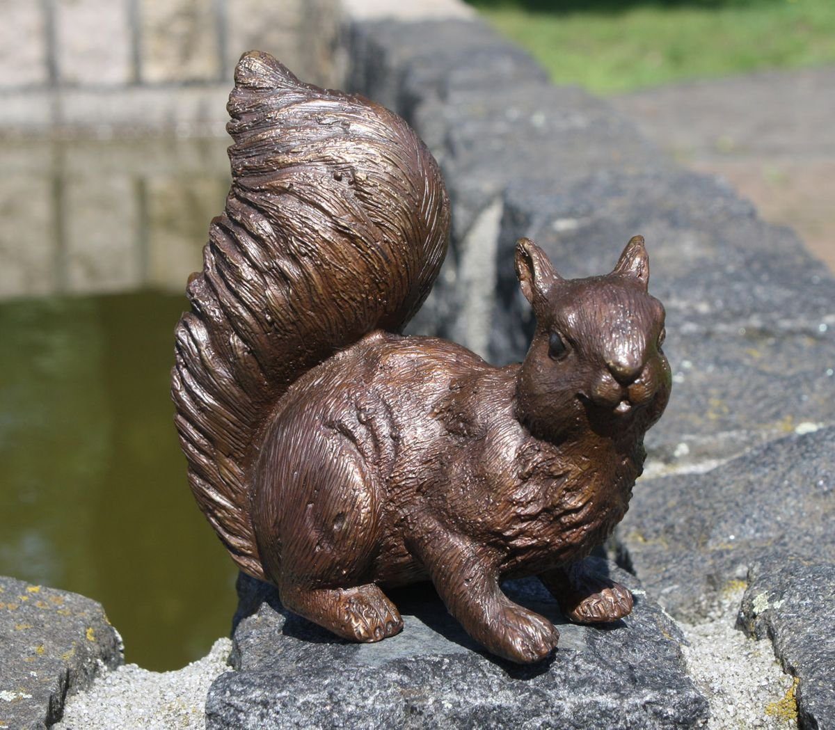 Bronzeskulpturen Skulptur Bronzefigur kleines Eichhörnchen